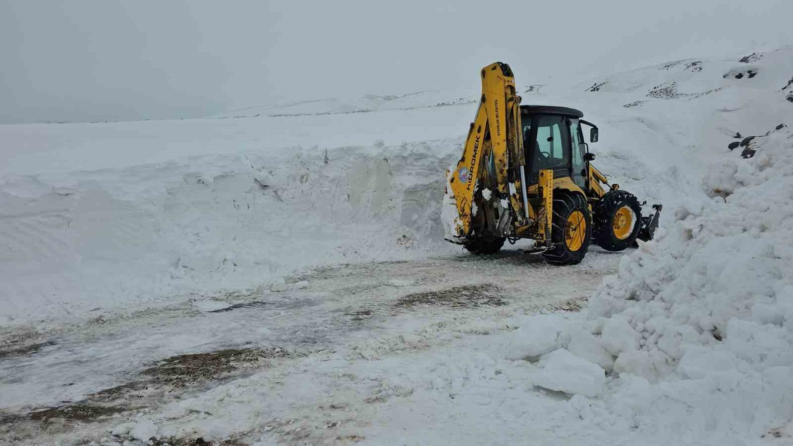 Aydınlar beldesinde karla mücadele çalışması
