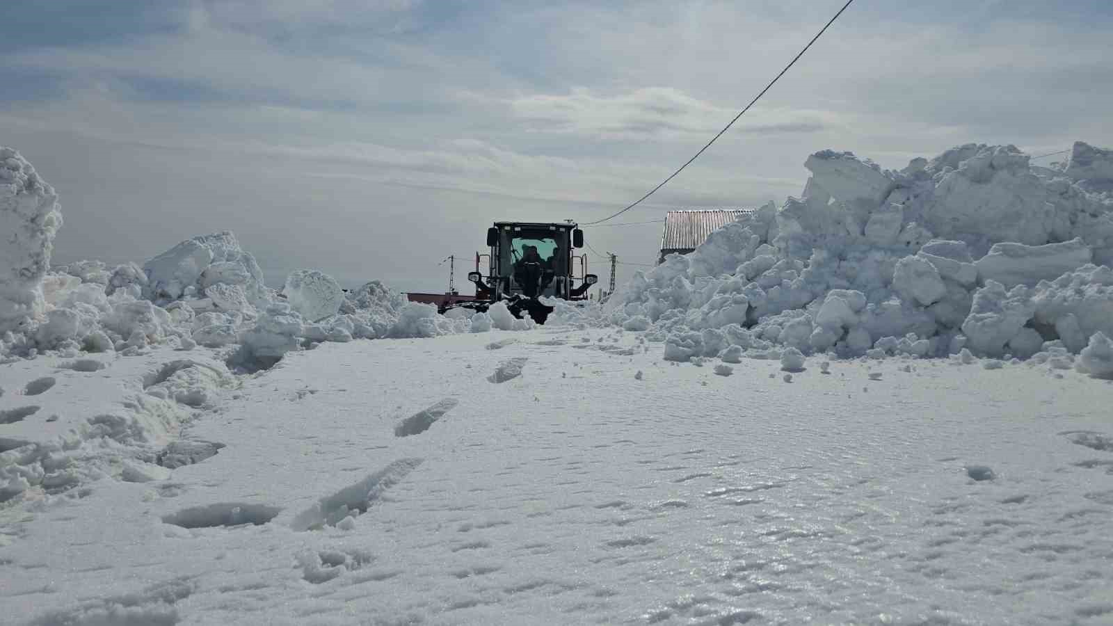 Aydınlar beldesinde karla mücadele devam ediyor
