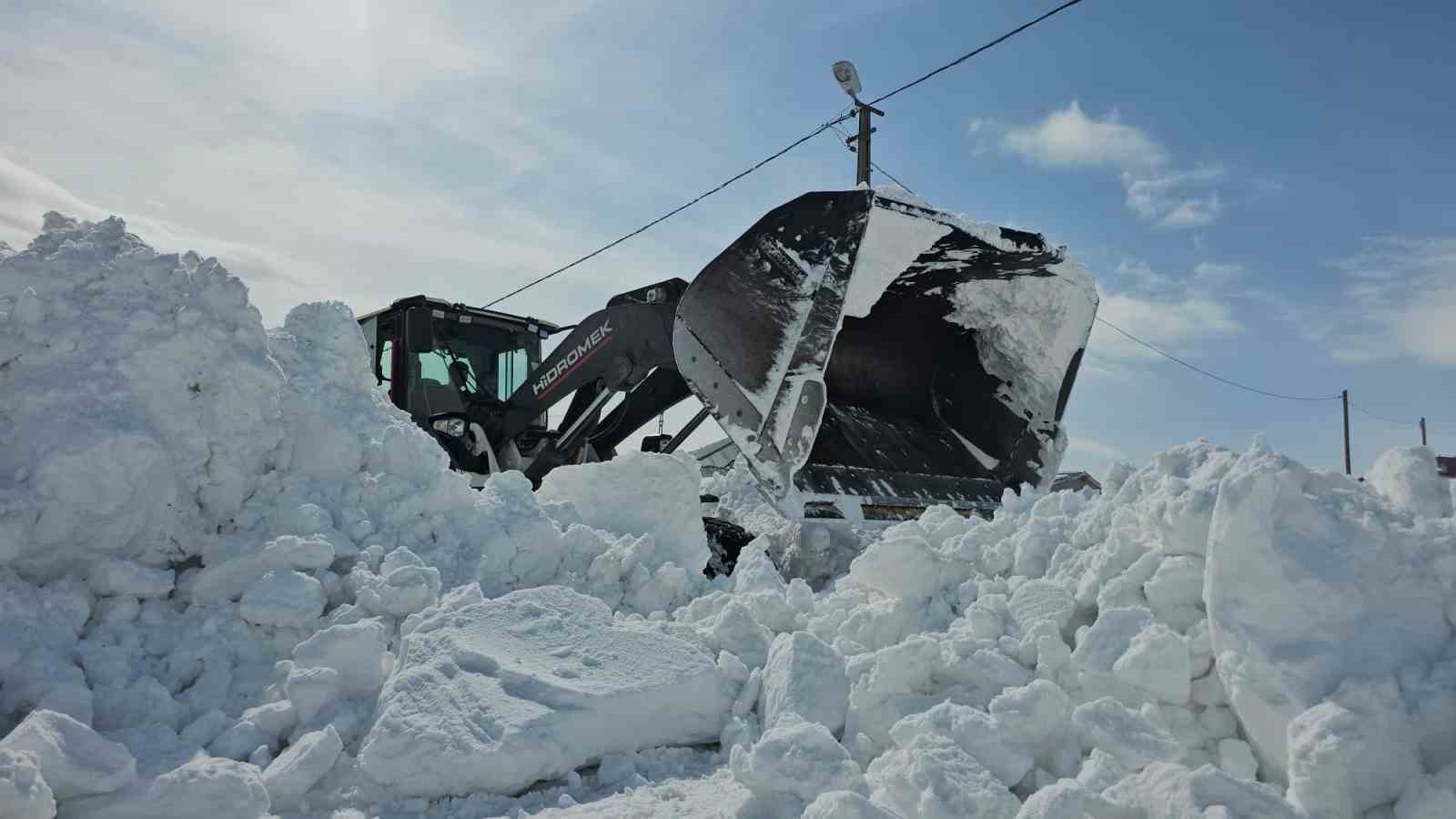 Aydınlar beldesinde karla mücadele devam ediyor
