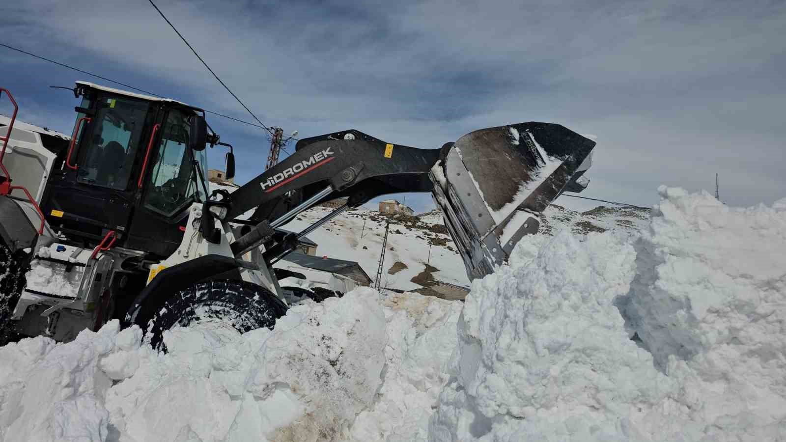 Aydınlar beldesinde karla mücadele devam ediyor
