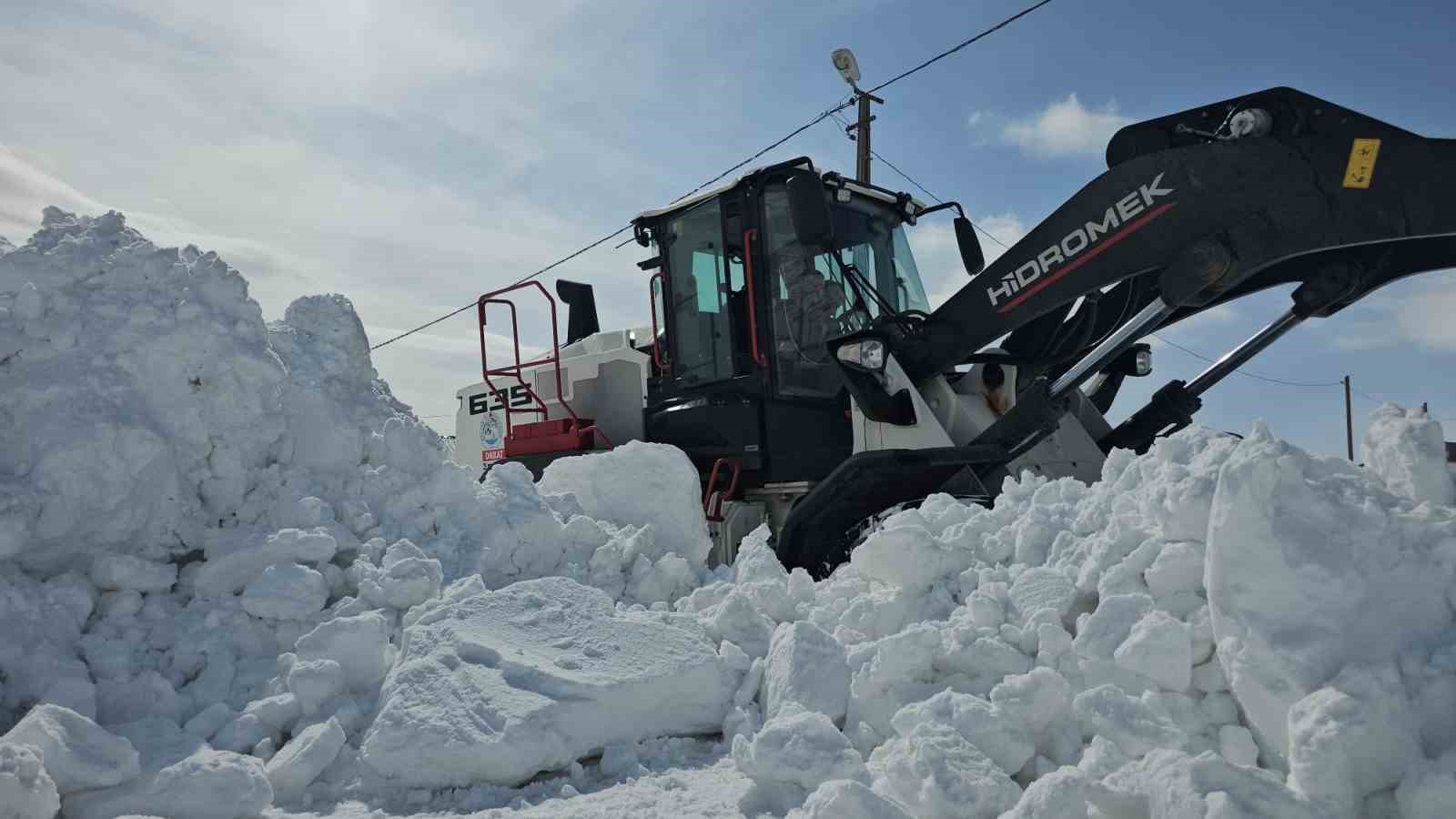 Aydınlar beldesinde karla mücadele devam ediyor
