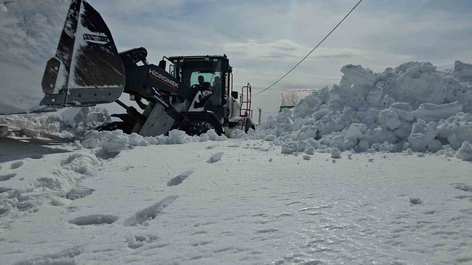 Aydınlar beldesinde karla mücadele devam ediyor
