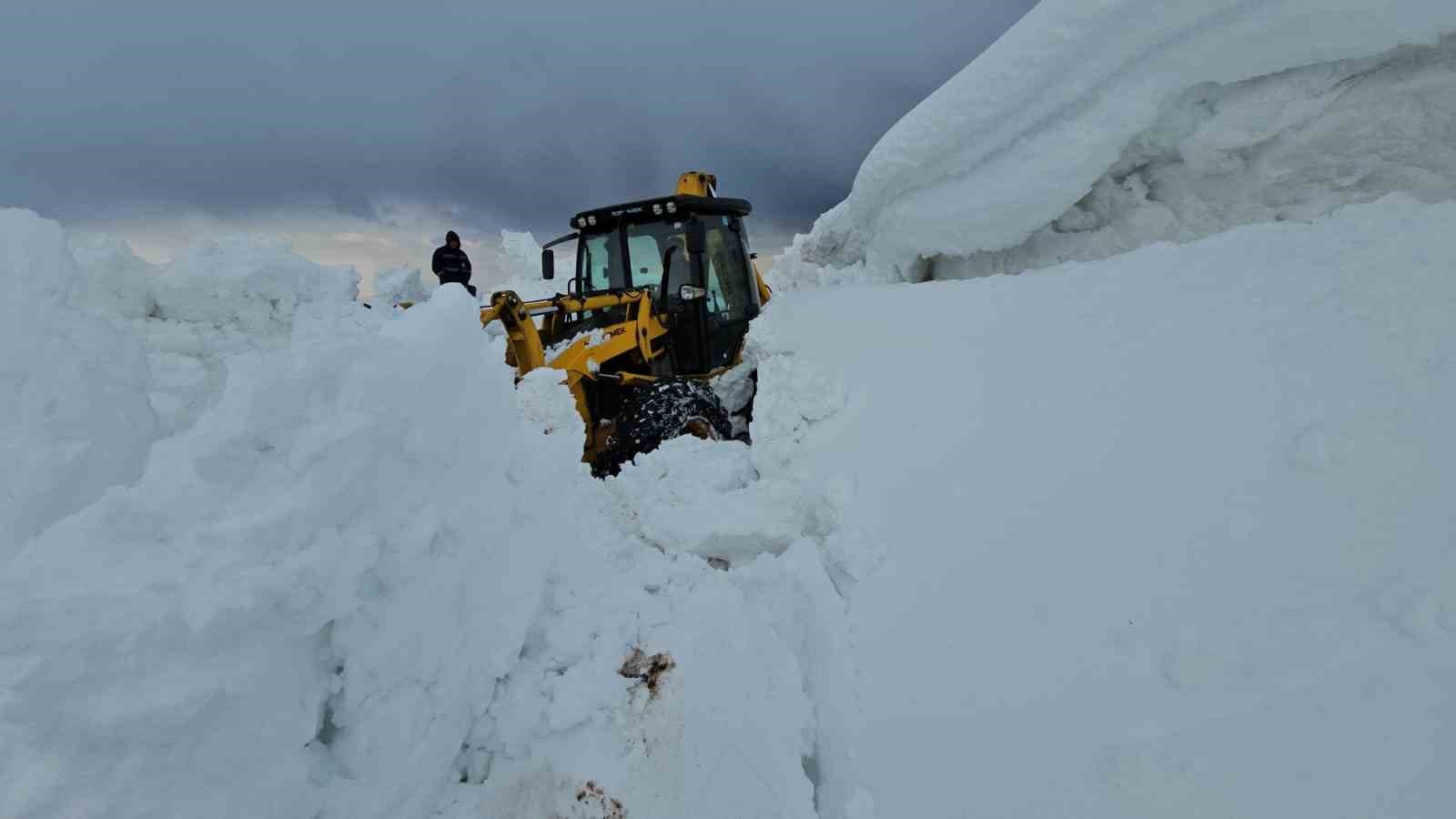 Aydınlar beldesinde karla mücadele devam ediyor
