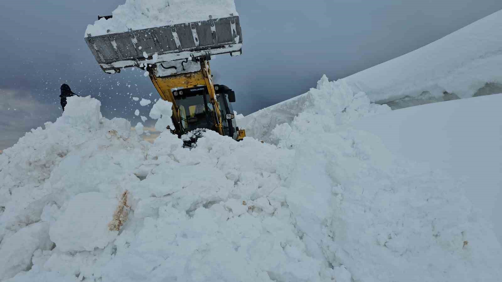 Aydınlar beldesinde karla mücadele devam ediyor
