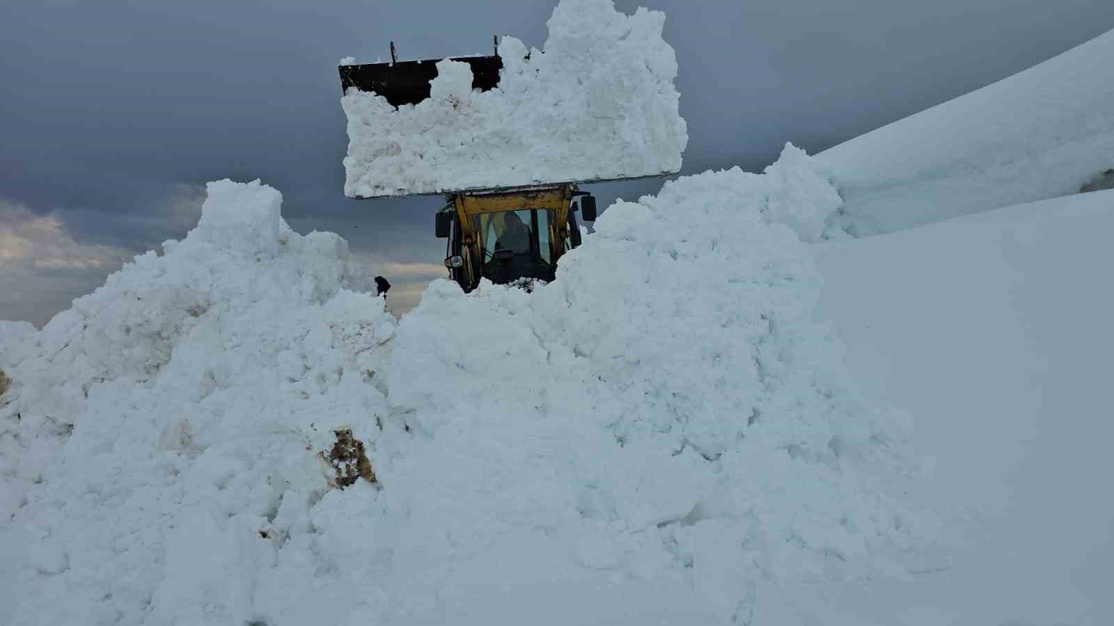 Aydınlar beldesinde karla mücadele devam ediyor
