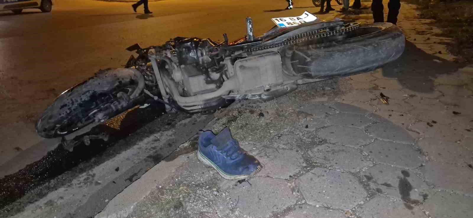 Aydınlatma direğine çarpan motosiklet sürücüsü hayatını kaybetti
