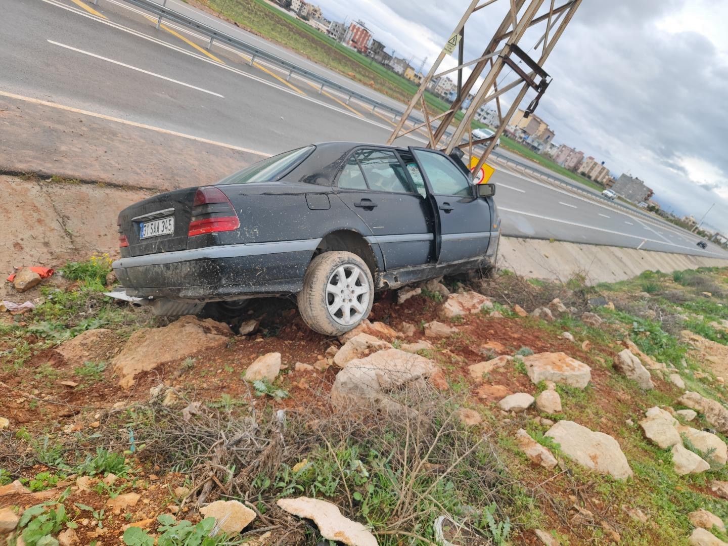 Aydınlatma direğine çarpan otomobilin sürücüsü öldü
