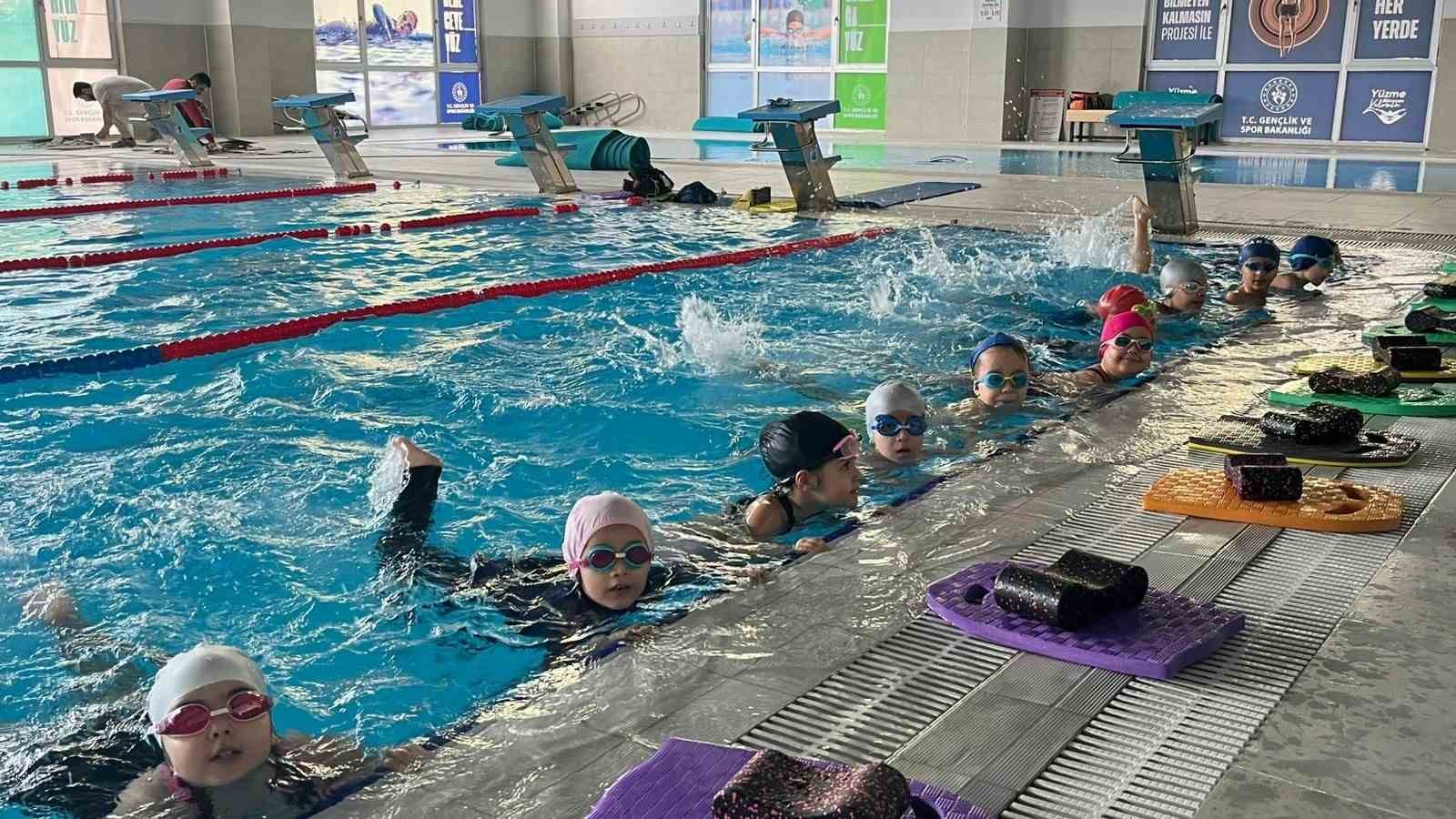 Aydınlı çocuklar yüzme öğrenip, tatilin tadını çıkarıyor
Aydınlı çocuklar yüzme öğrenip, tatilin tadını çıkarıyor