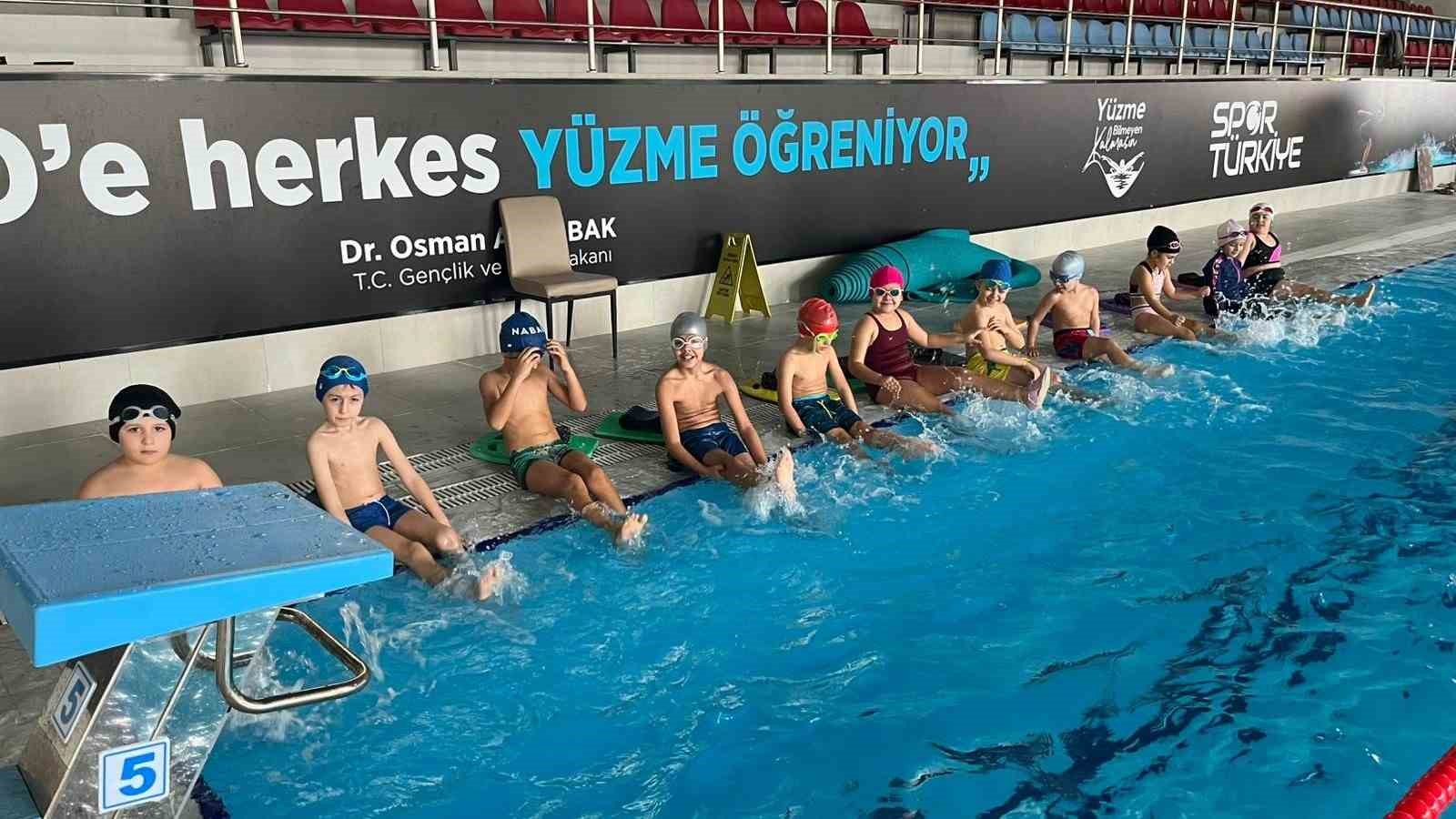 Aydınlı çocuklar yüzme öğrenip, tatilin tadını çıkarıyor
Aydınlı çocuklar yüzme öğrenip, tatilin tadını çıkarıyor