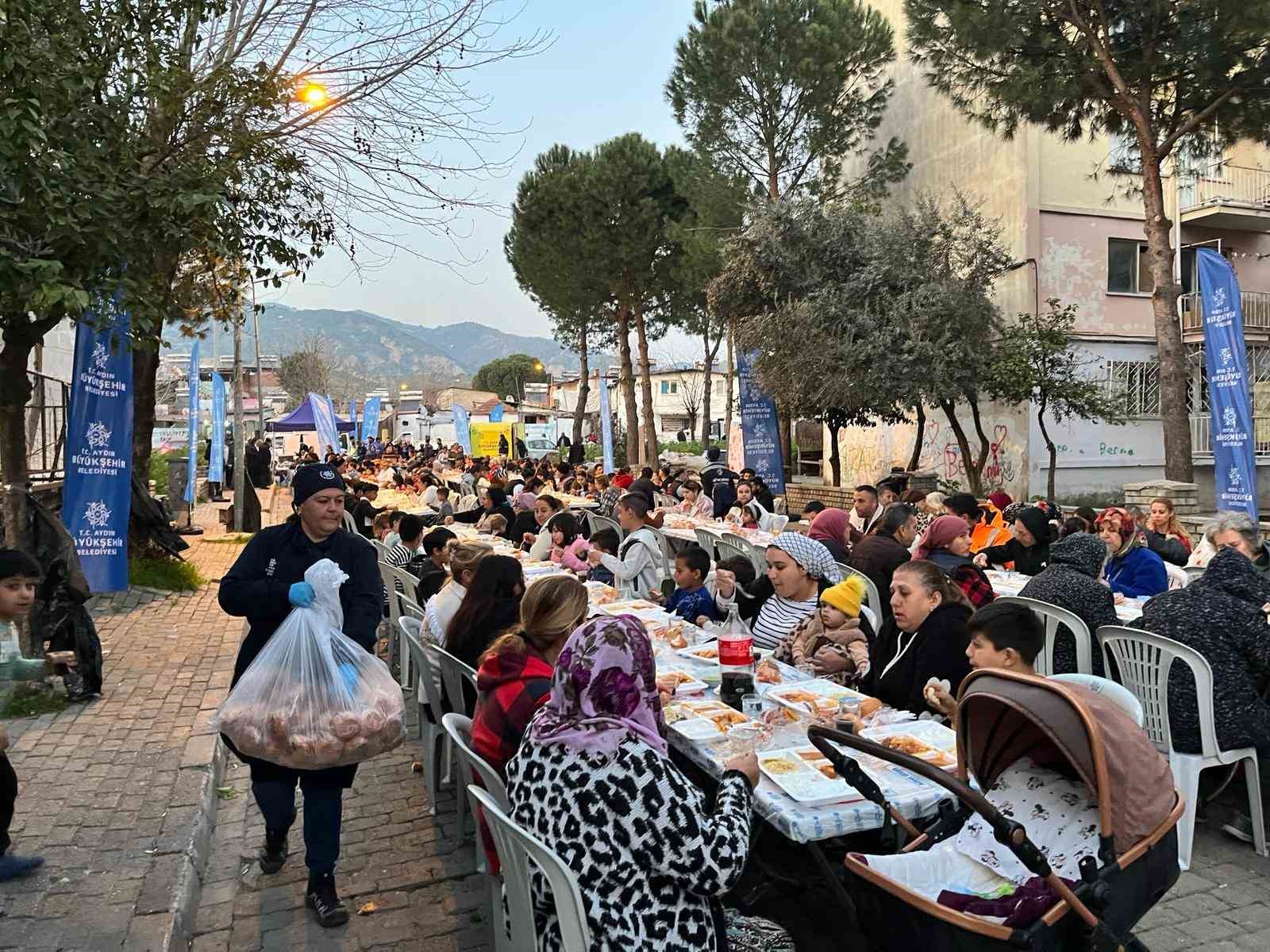 Aydınlı vatandaşlar Büyükşehir’in iftar sofrasında buluştu
