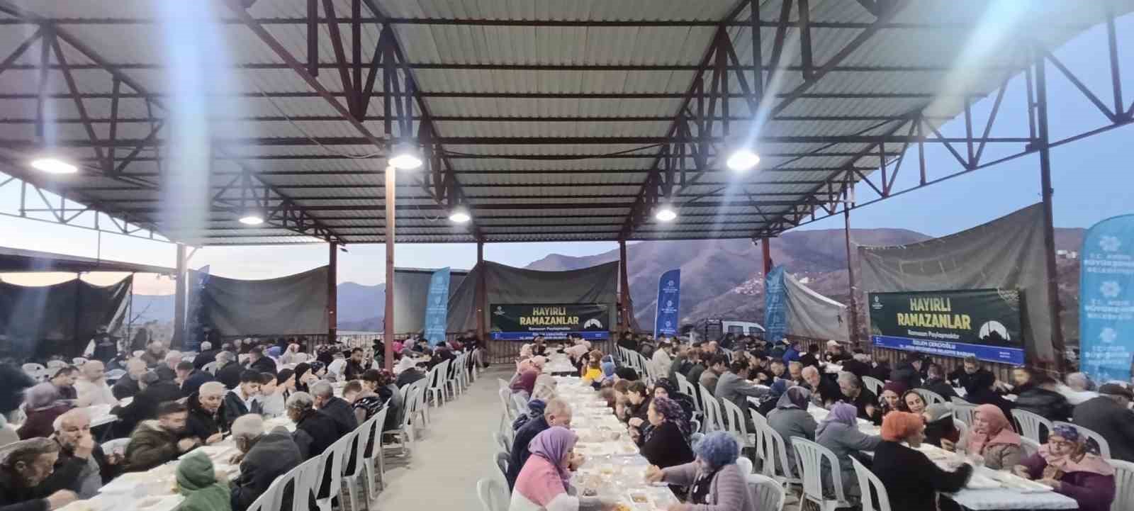 Aydınlı vatandaşlar Büyükşehir’in iftar sofrasında buluştu
