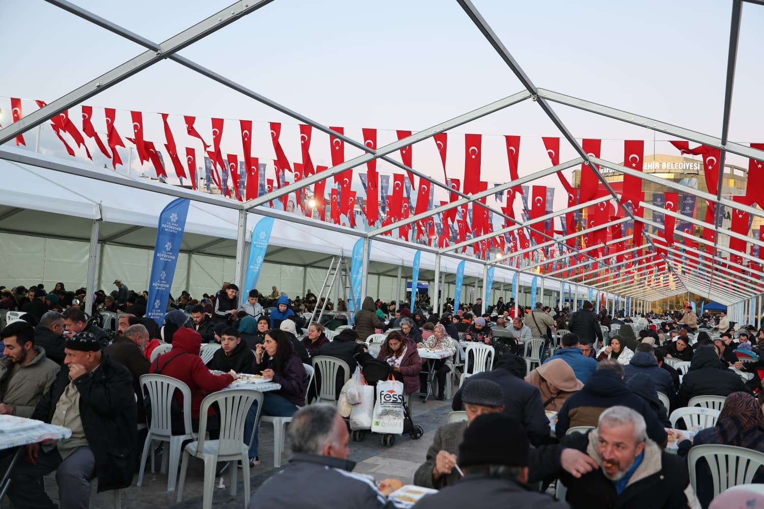 Aydınlılar Büyükşehir Belediyesi’nin iftar sofralarında buluşuyor
