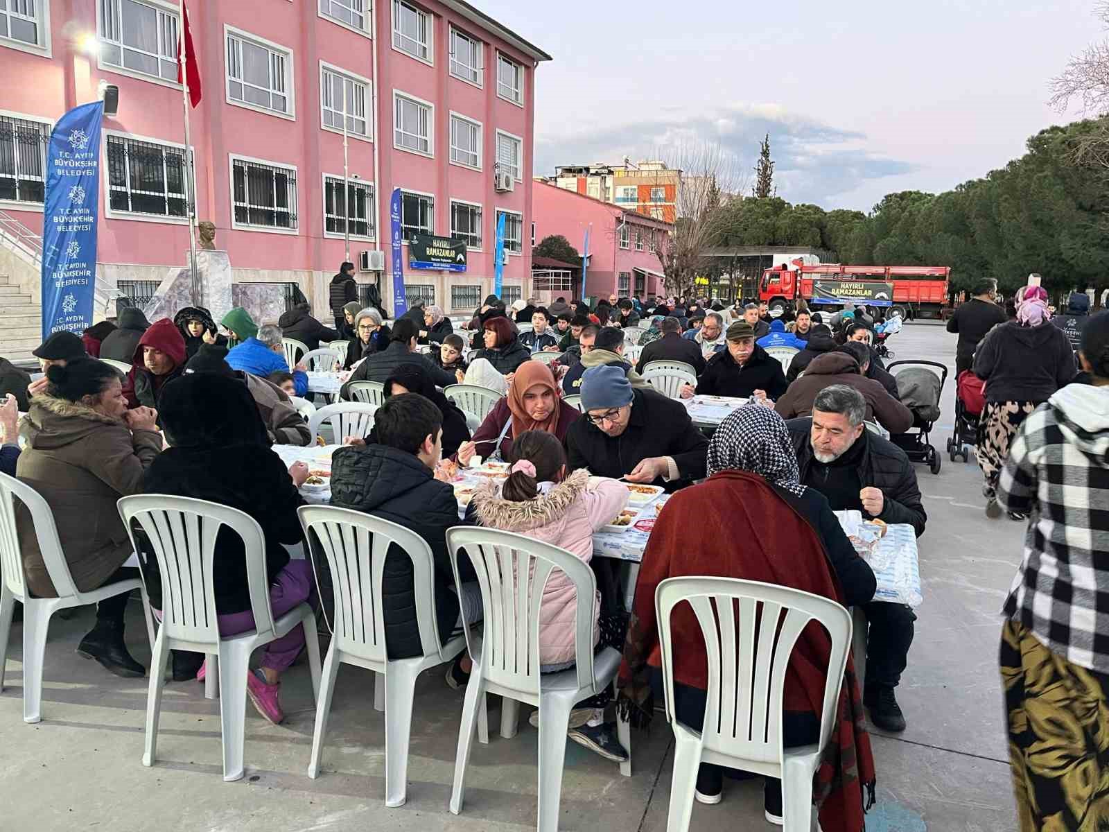 Aydınlılar Büyükşehir Belediyesi’nin iftar sofralarında buluşuyor
