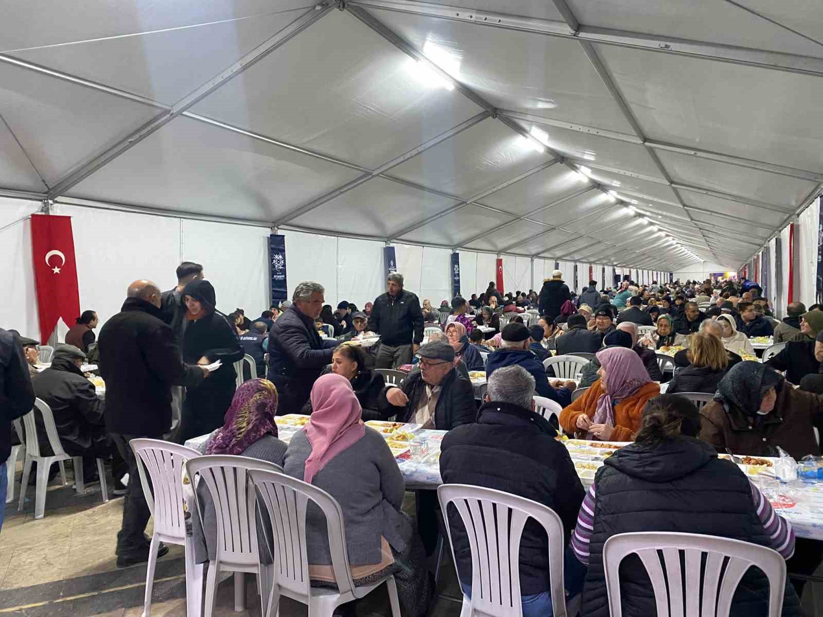 Aydınlılar Büyükşehir’in iftar sofrasında bir araya geldi
