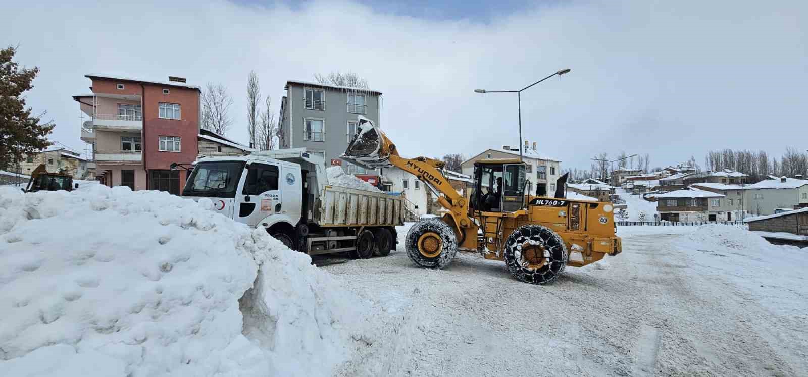 Aydıntepe’de kar küreme ve tuzlama çalışmaları sürüyor
