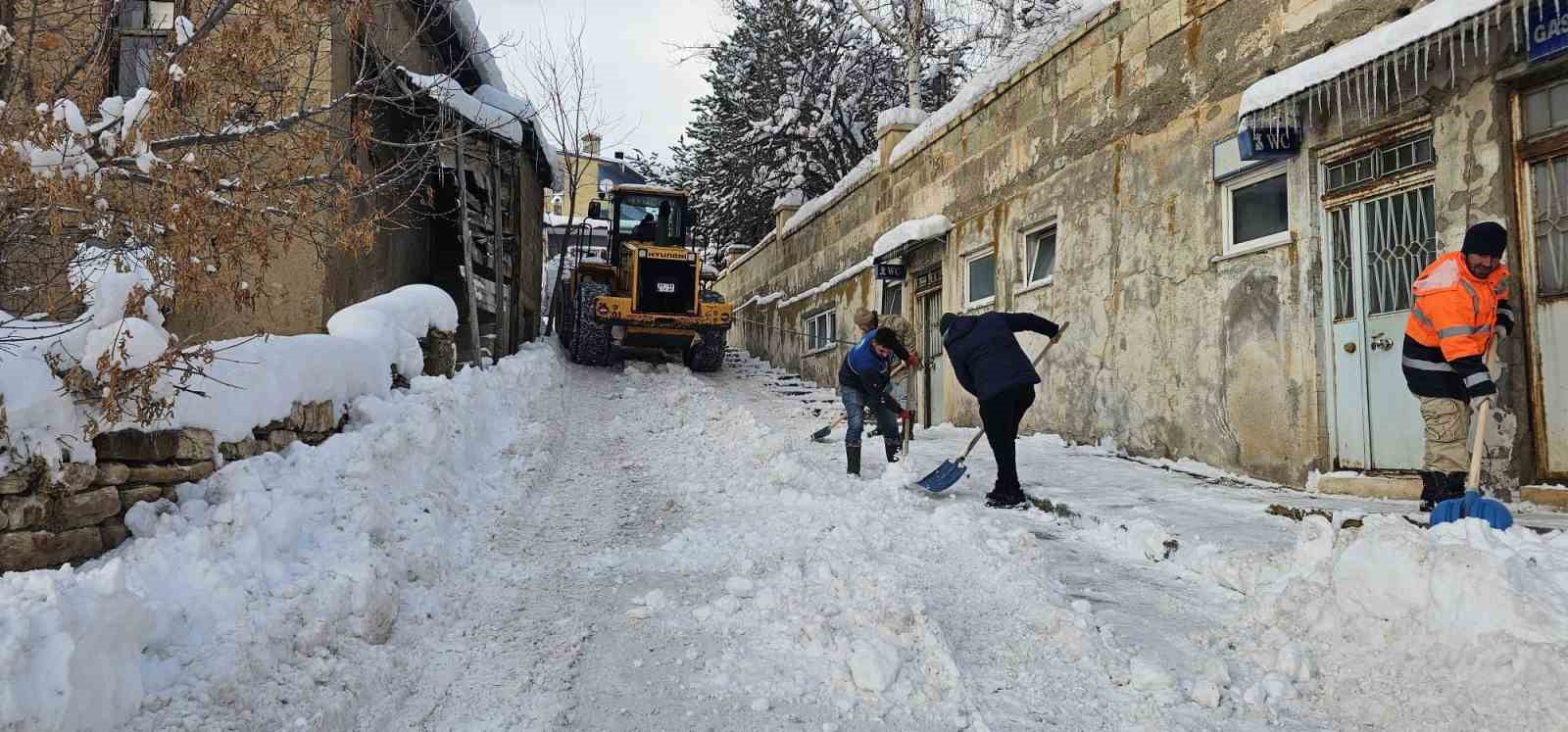 Aydıntepe’de kar küreme ve tuzlama çalışmaları sürüyor
