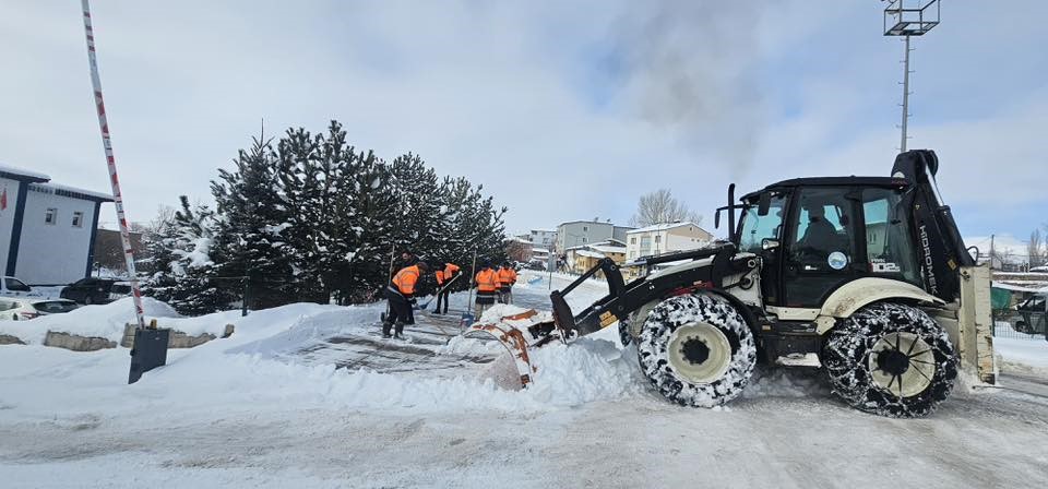 Aydıntepe’de karla mücadele ilçe genelinde devam ediyor
