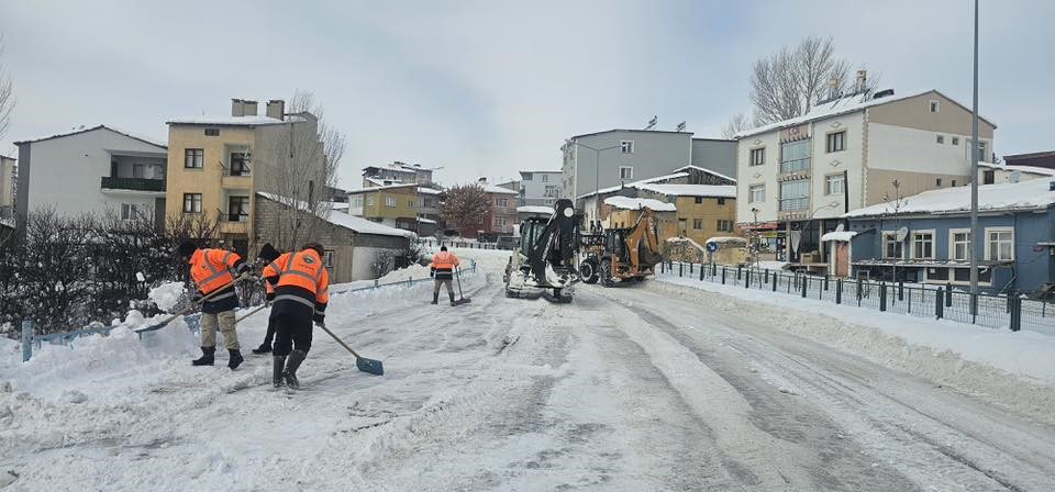 Aydıntepe’de karla mücadele ilçe genelinde devam ediyor
