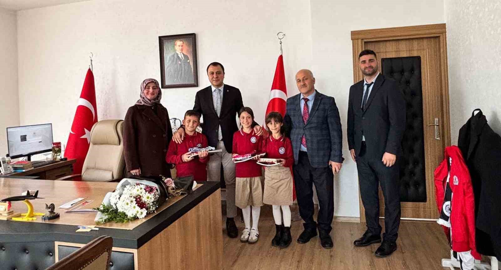 Aydıntepe’de kaymakamlık koltuğuna minik öğrenciler oturdu
