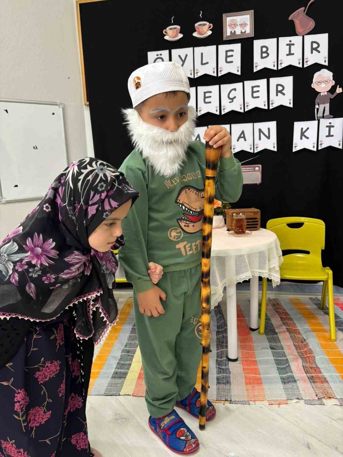 Aydıntepe’de minik öğrenciler Yaşlılar Haftası’nda büyüklerini canlandırdı
