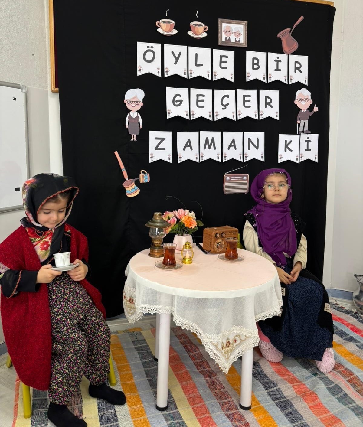 Aydıntepe’de minik öğrenciler Yaşlılar Haftası’nda büyüklerini canlandırdı
