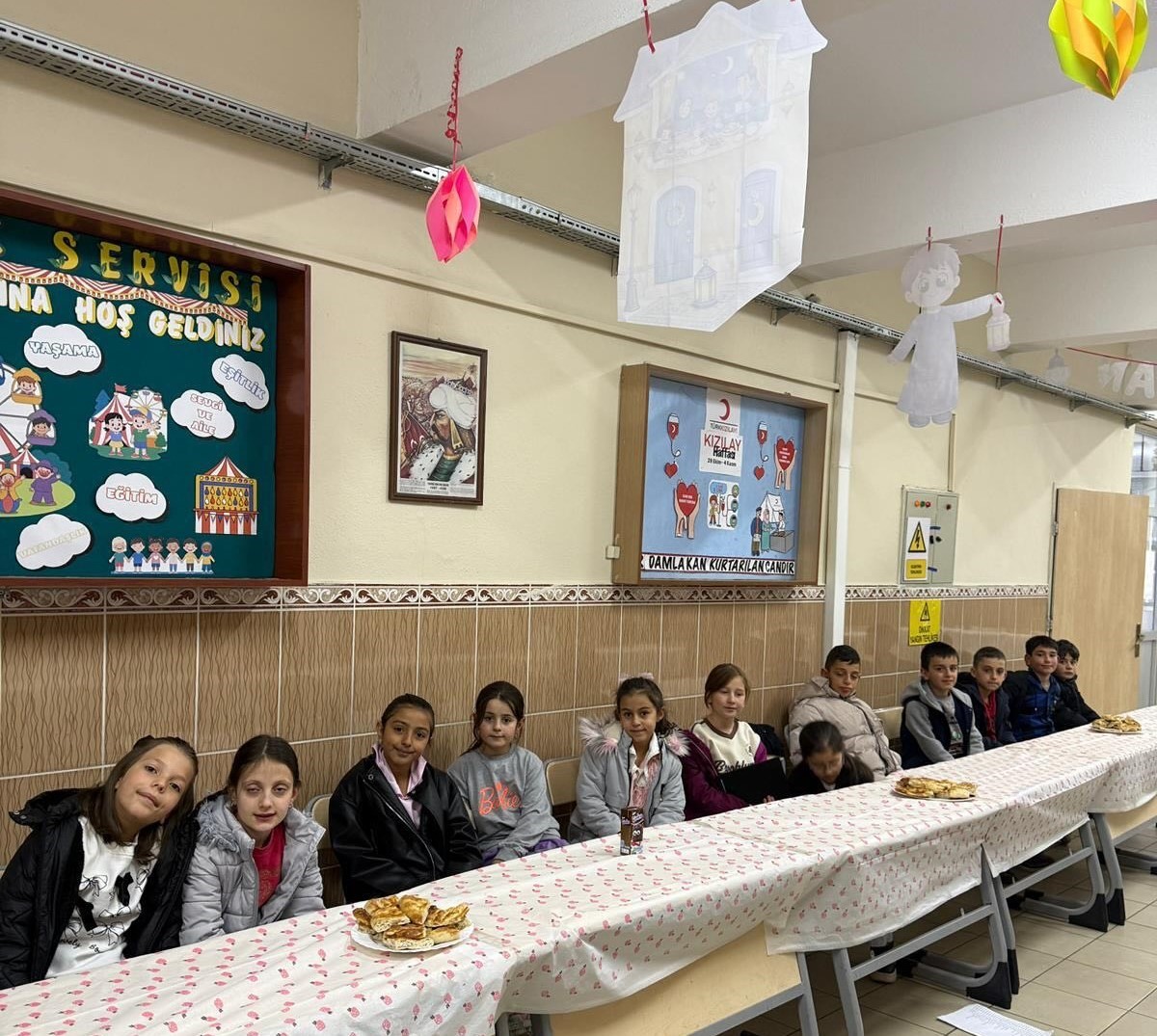 Aydıntepe’de öğretmenler ve öğrenciler iftar sofrasında bir araya geldi
