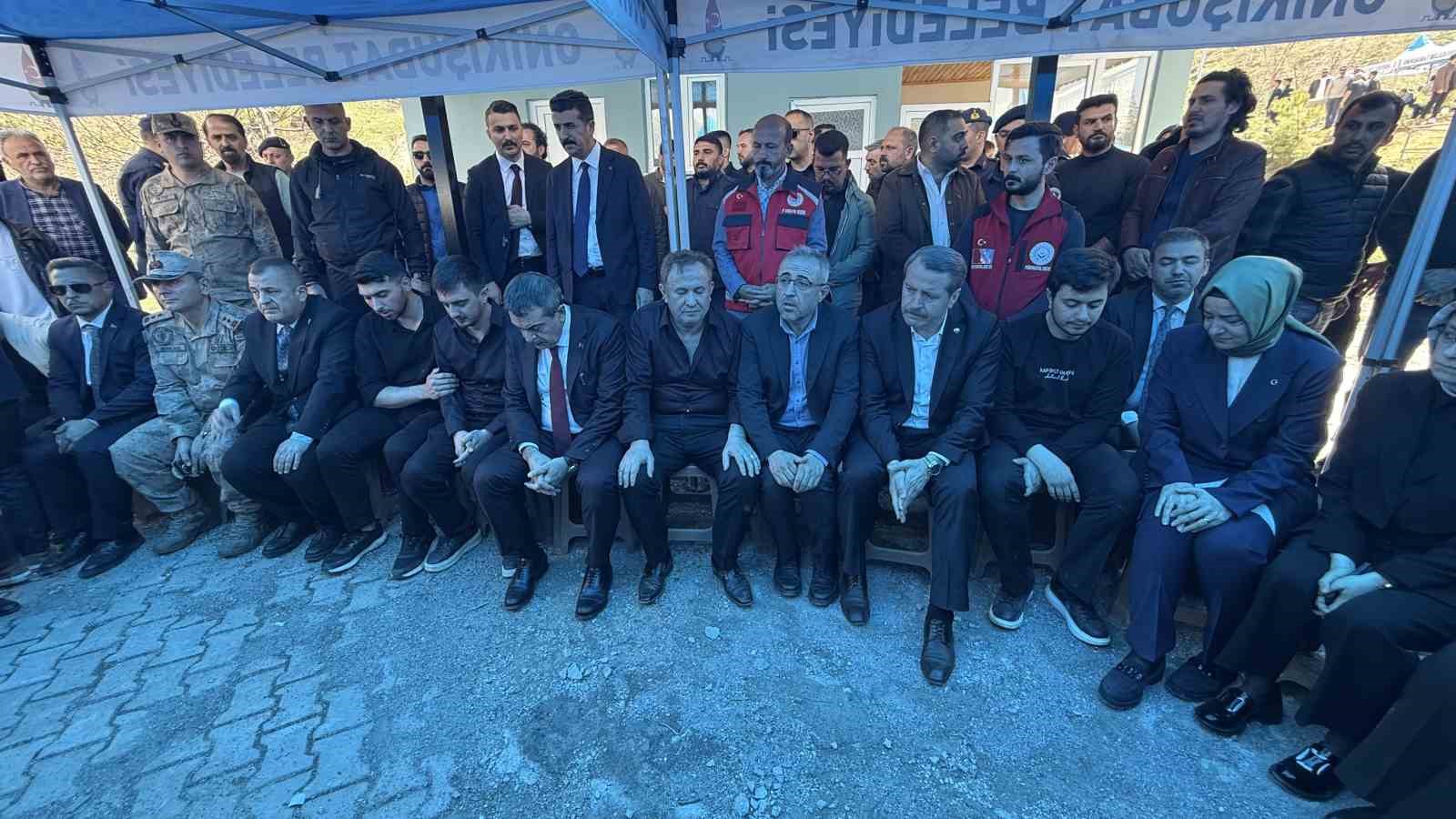 Ayla öğretmenin eşi: "Gurur duyuyorum, buraya ev yaptıracaktık, cenazesi geldi"
