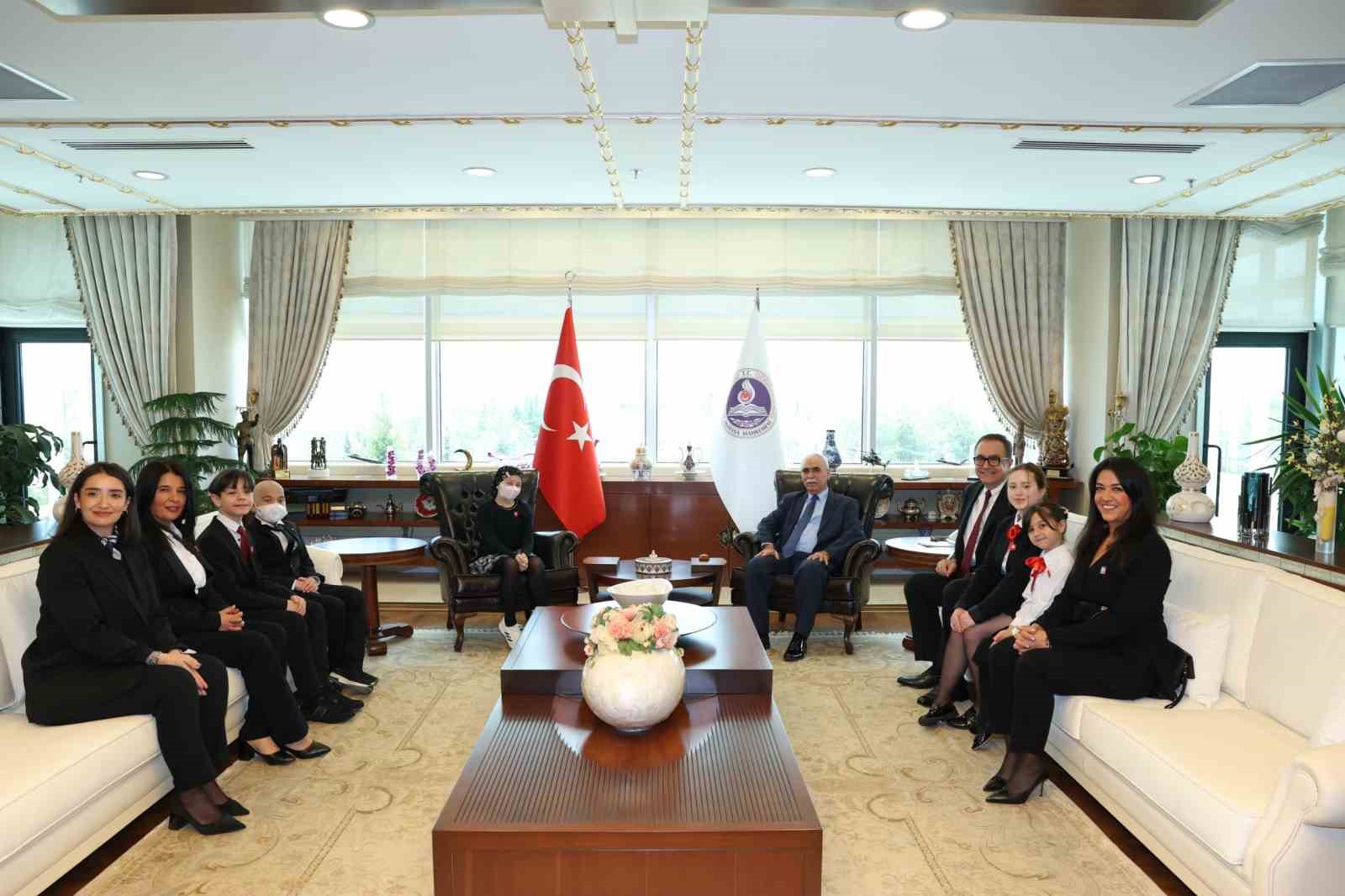 AYM Başkanı Özkaya, lösemi tedavisi gören çocukları misafir etti
