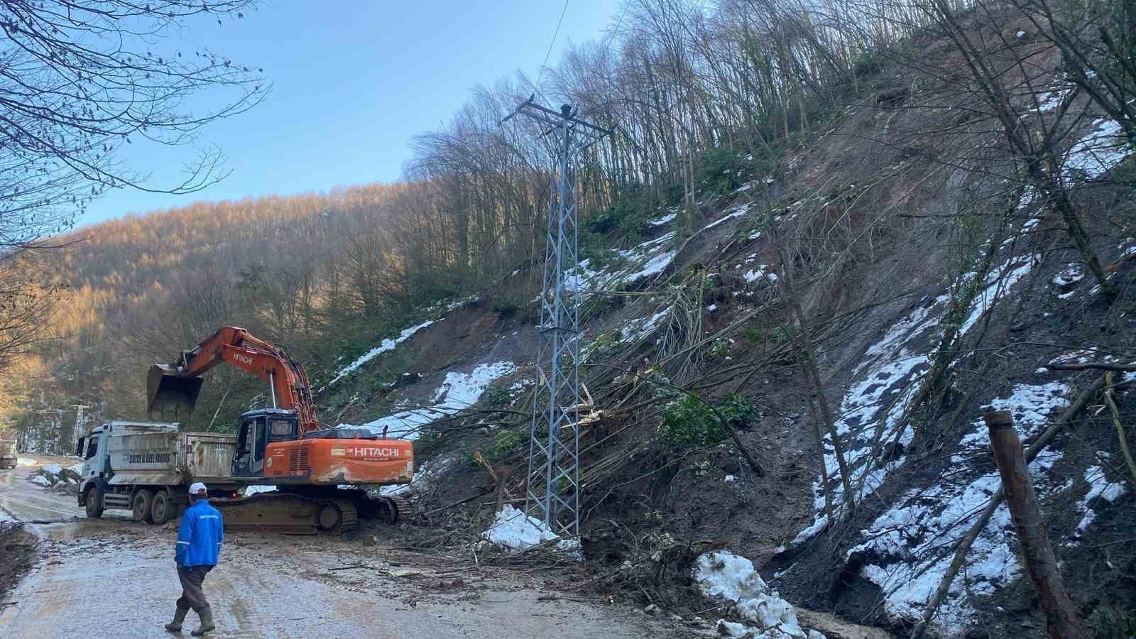 Aynı noktada 3 gün arayla heyelan meydana geldi
