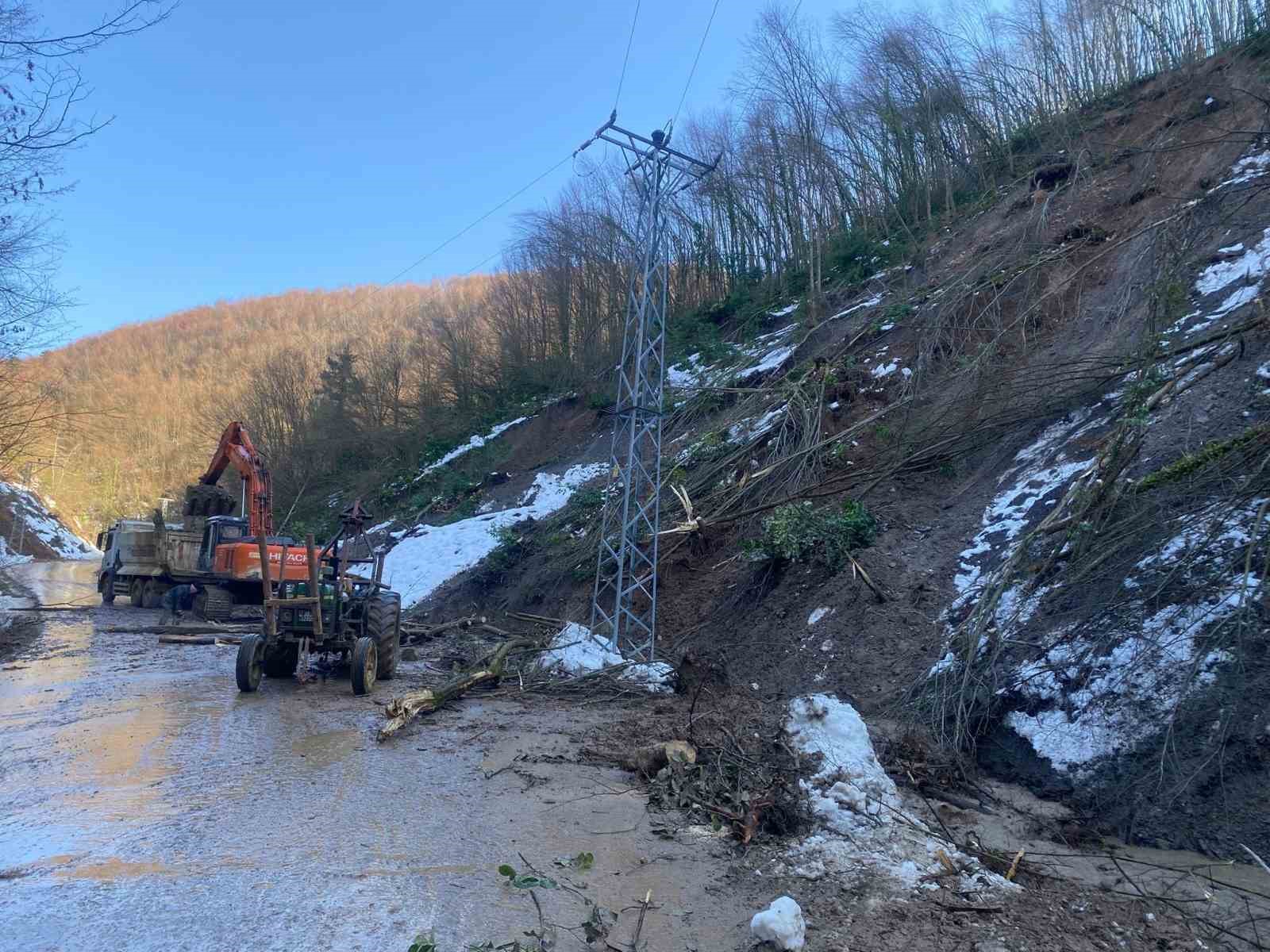 Aynı noktada 3 gün arayla heyelan meydana geldi
