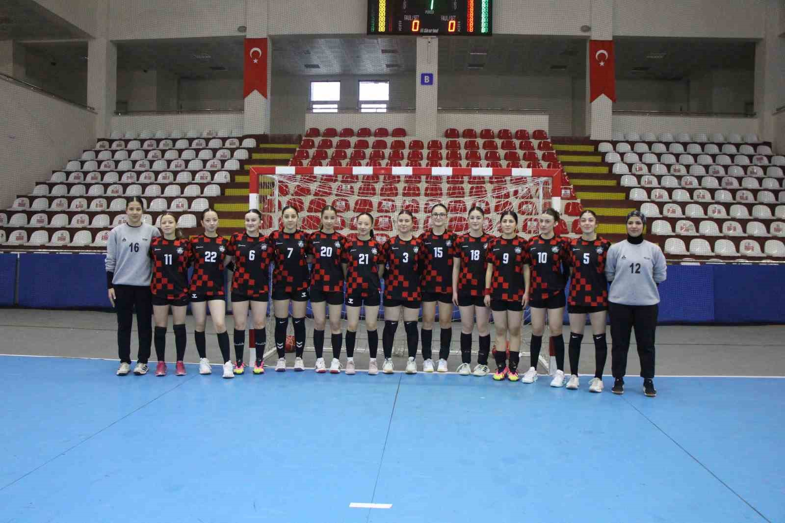 Aynı takımdaki hentbolcu üçüzleri gören şaşırıyor
