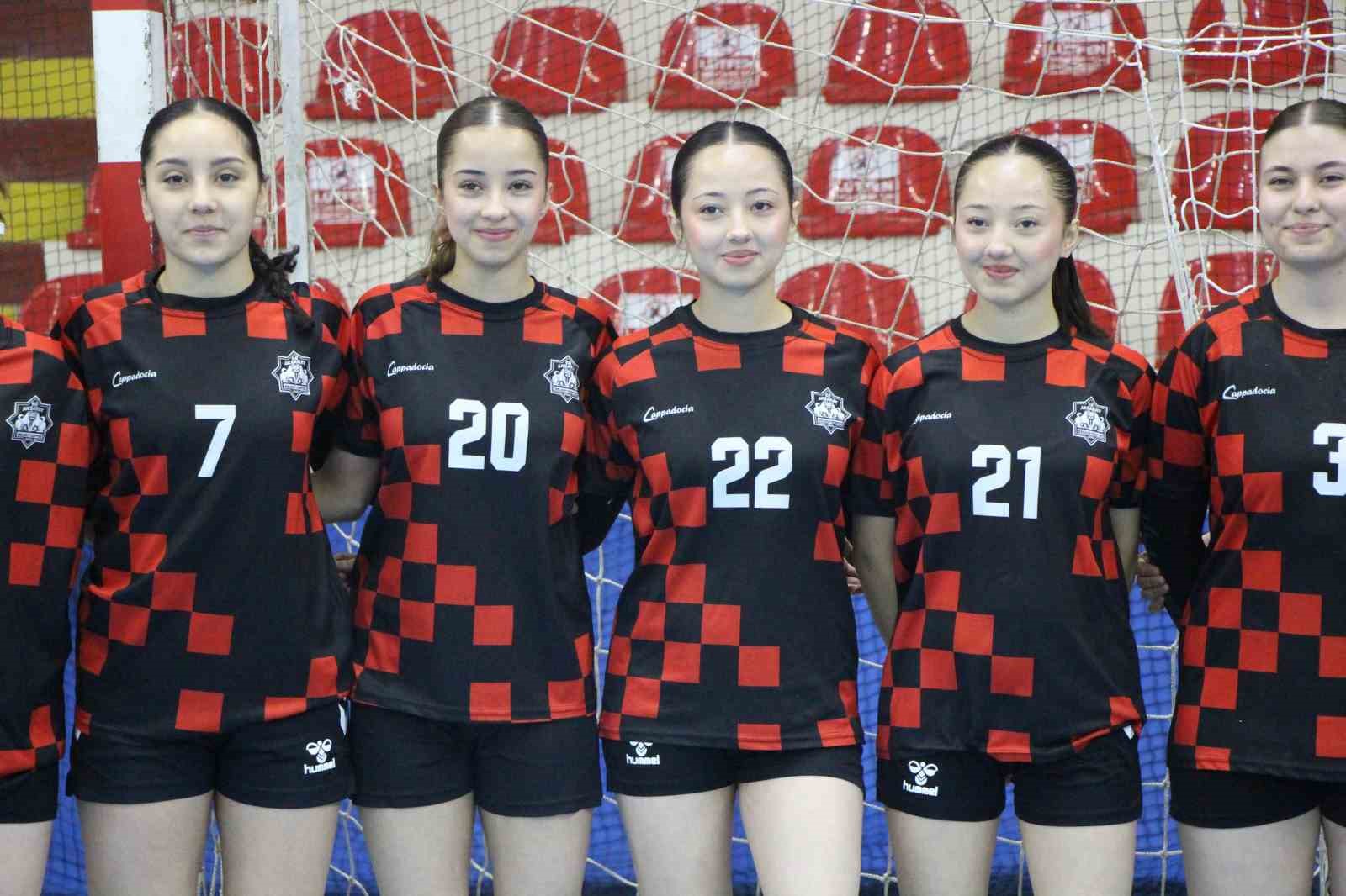 Aynı takımdaki hentbolcu üçüzleri gören şaşırıyor
