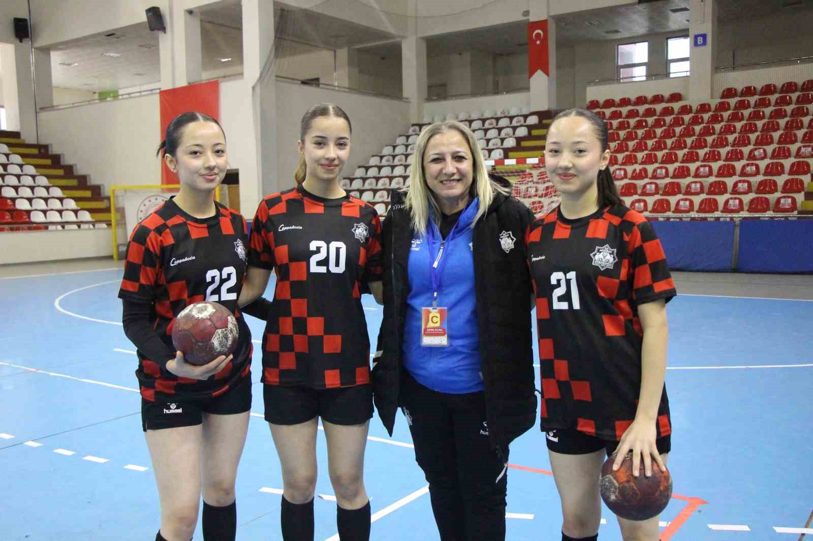 Aynı takımdaki hentbolcu üçüzleri gören şaşırıyor
