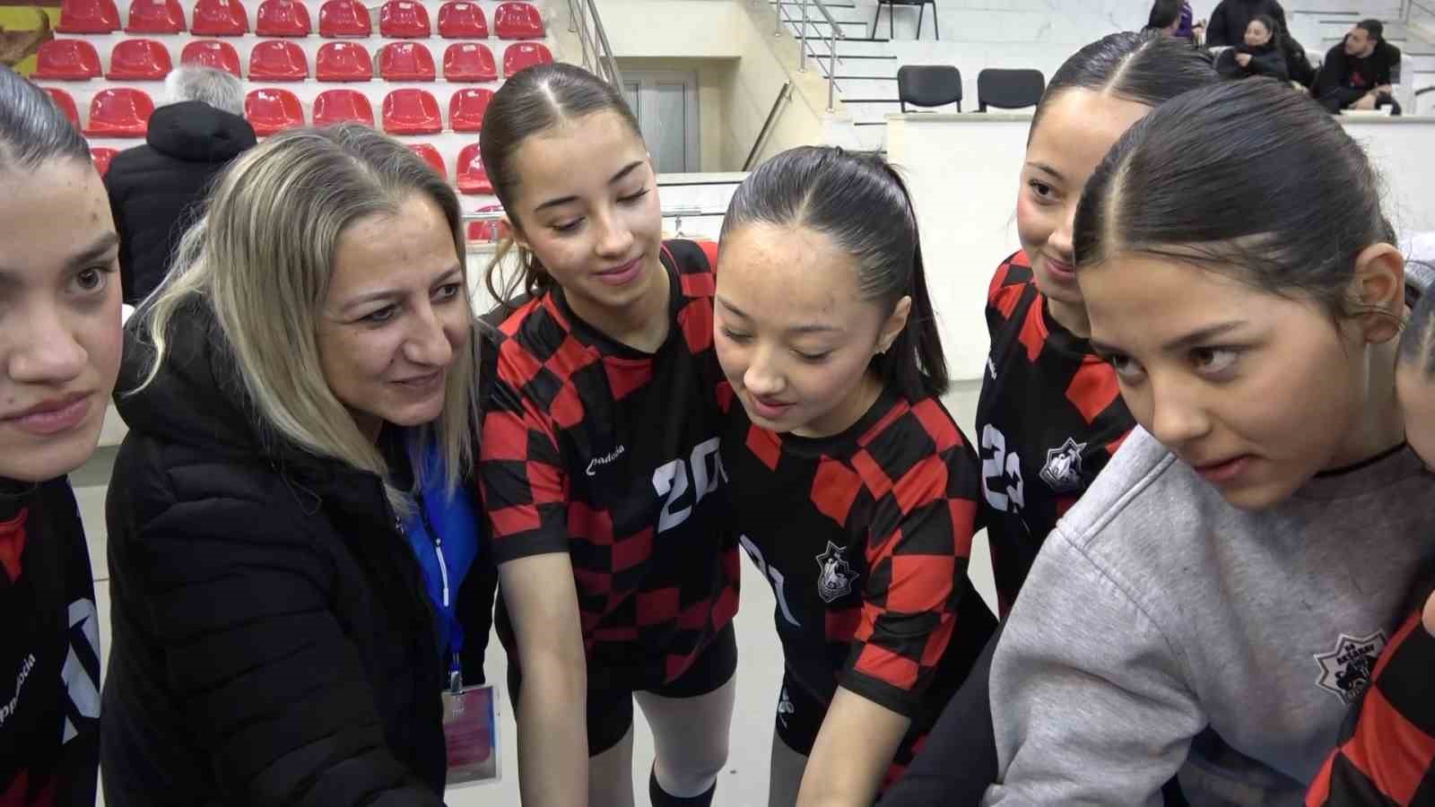 Aynı takımdaki hentbolcu üçüzleri gören şaşırıyor
