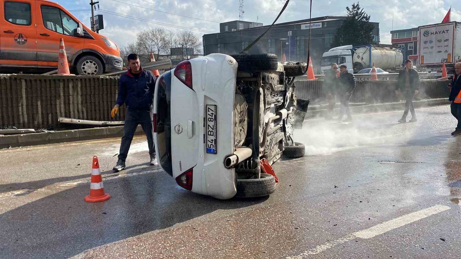 Aynı yerde 5 saat arayla ikinci kaza: Otomobil yan yola düşüp ters döndü, 2 kişi yaralandı
