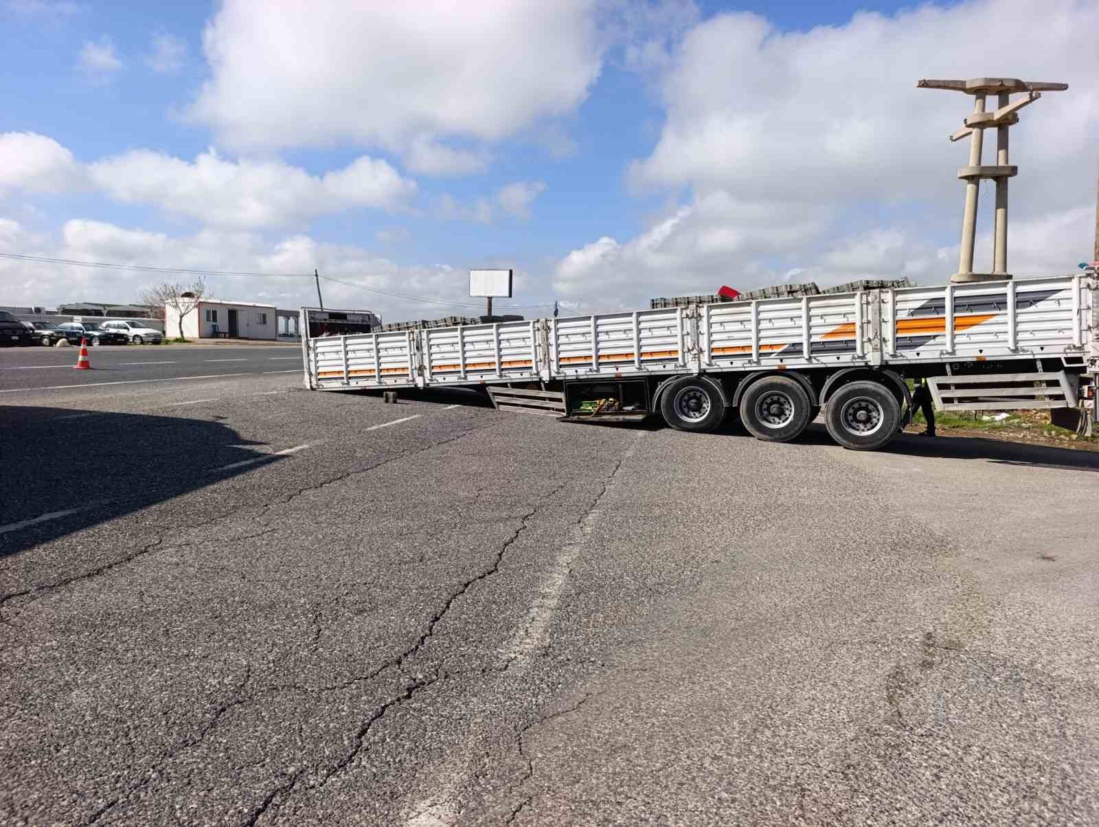 Ayrılan dorse yolu trafiğe kapattı
