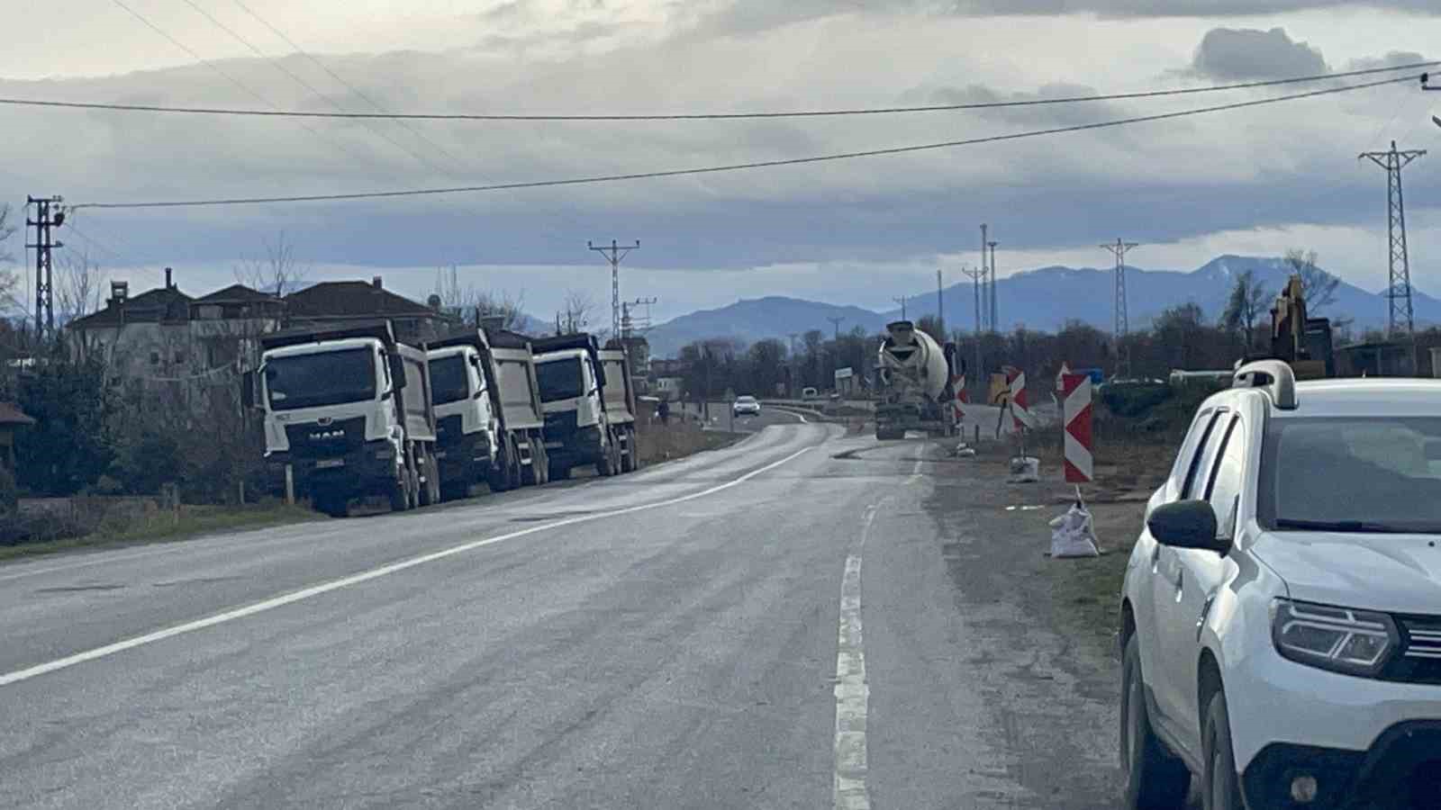 Ayvacık-Çarşamba kara yolunda yol genişletme çalışmaları başladı
