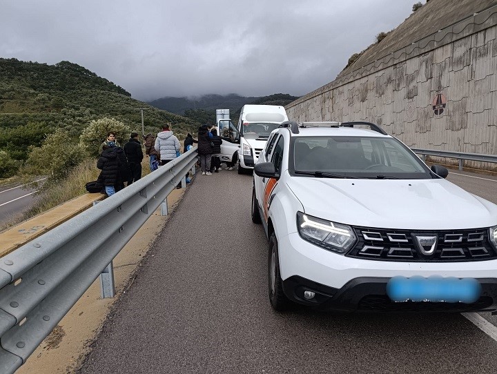 Ayvacık’ta 27 kaçak göçmen ile 2 göçmen kaçakçısı yakalandı
