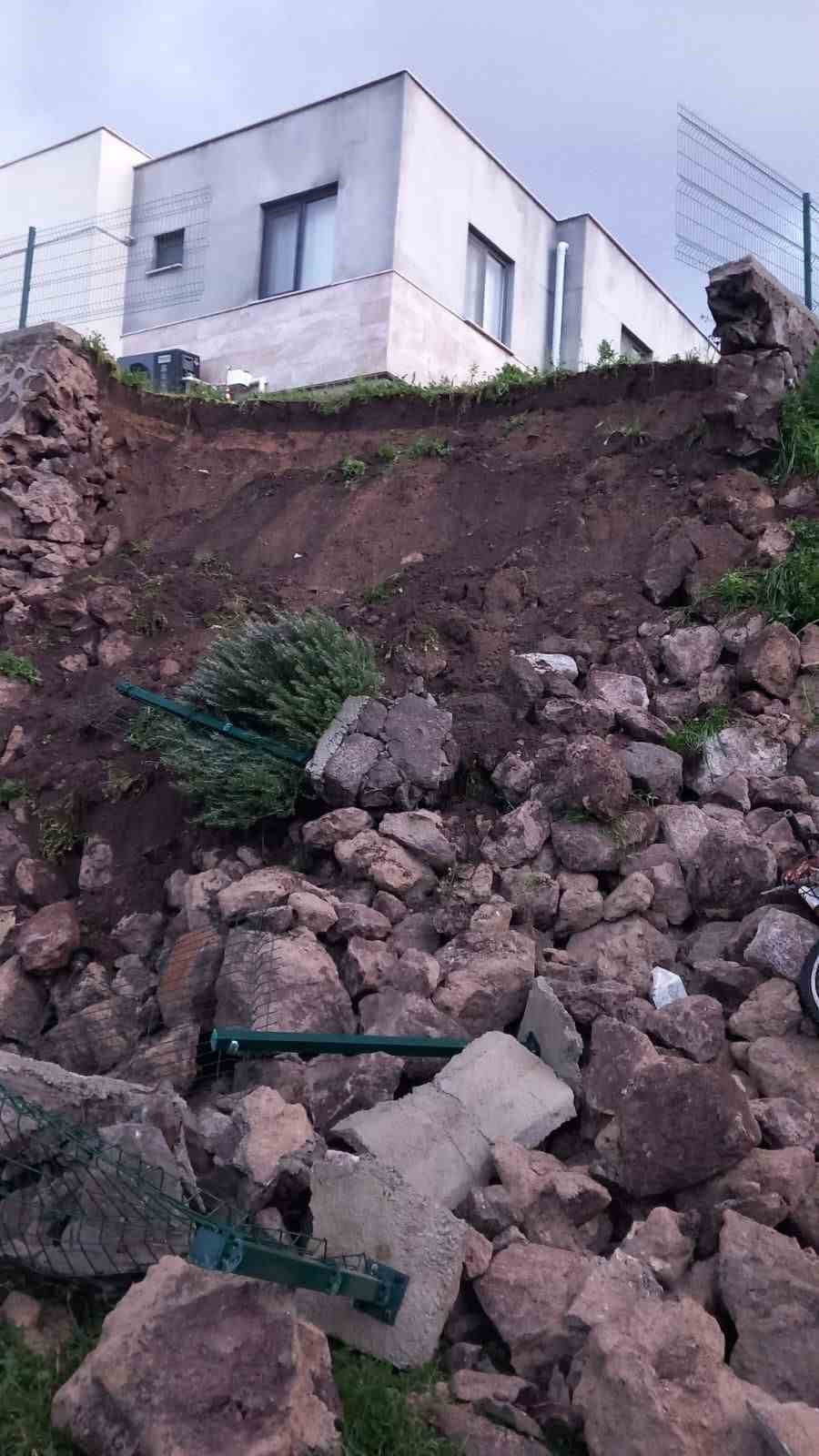 Ayvacık’ta aşırı yağışlara dayanamayan istinat duvarı çöktü
