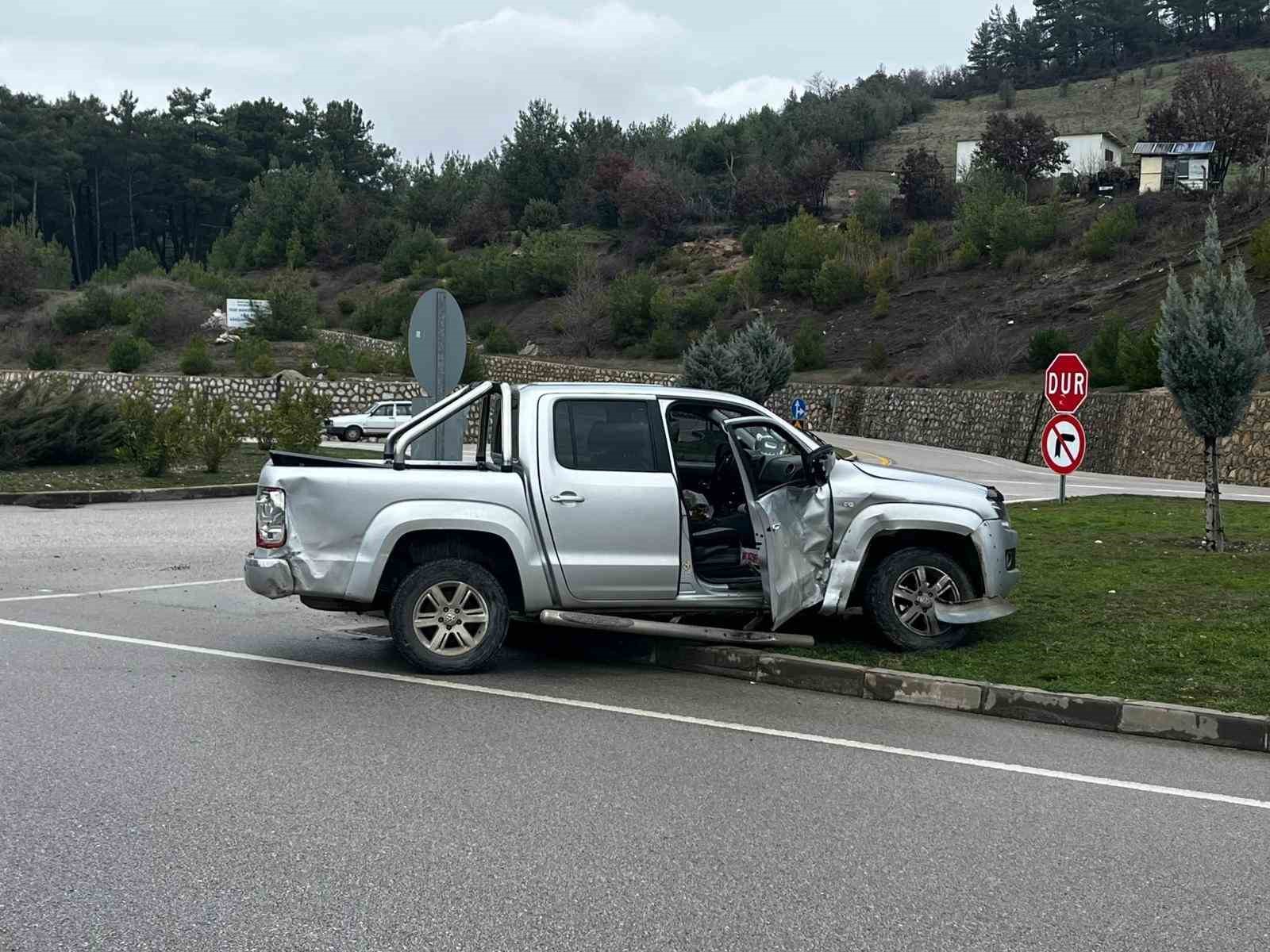 Ayvacık’ta iki araç çarpıştı: 2 yaralı
