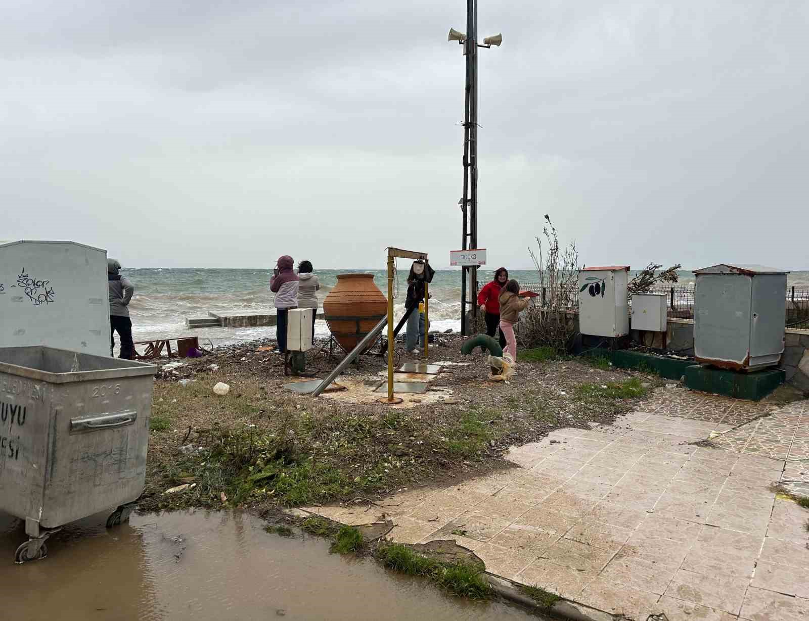 Ayvacık’ta kara ile deniz birleşti

