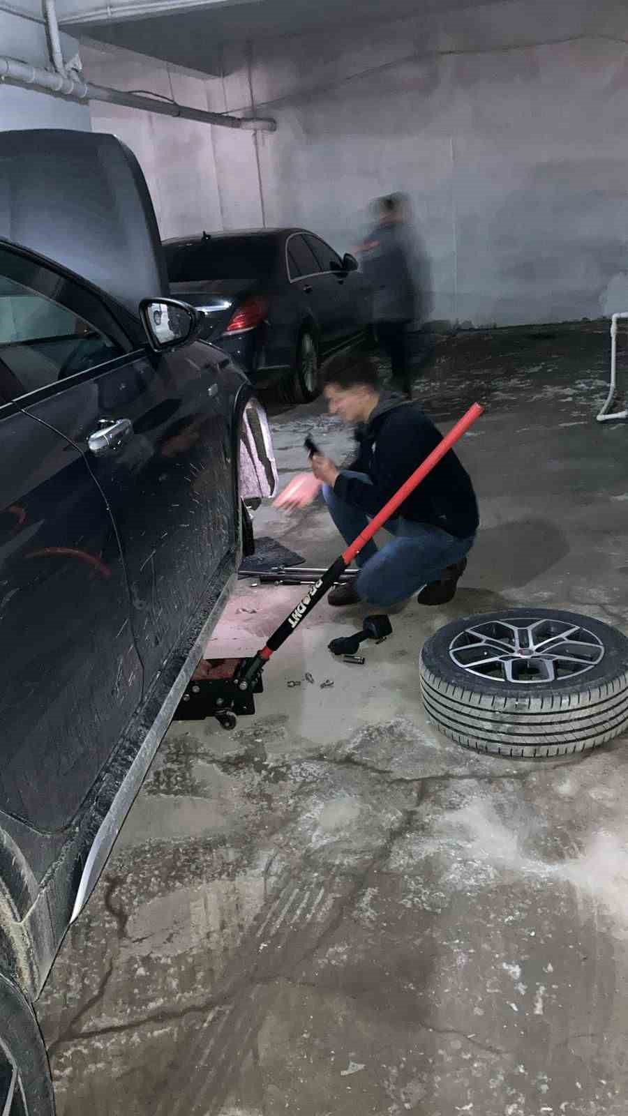 Ayvacık’ta otomobilde sıkışan kedi kurtarıldı
