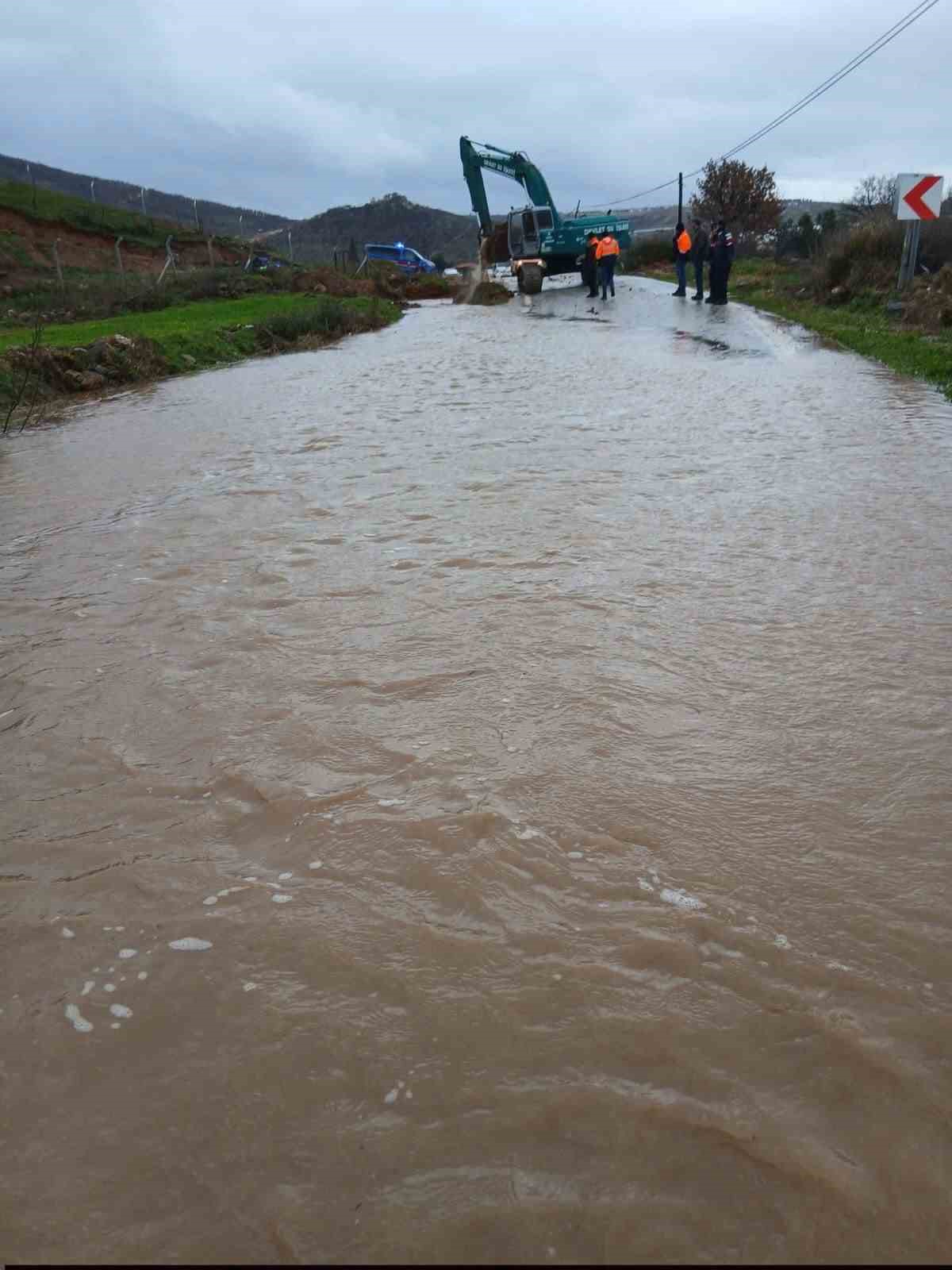 Ayvacık’ta sağanak yağış etkili oldu
