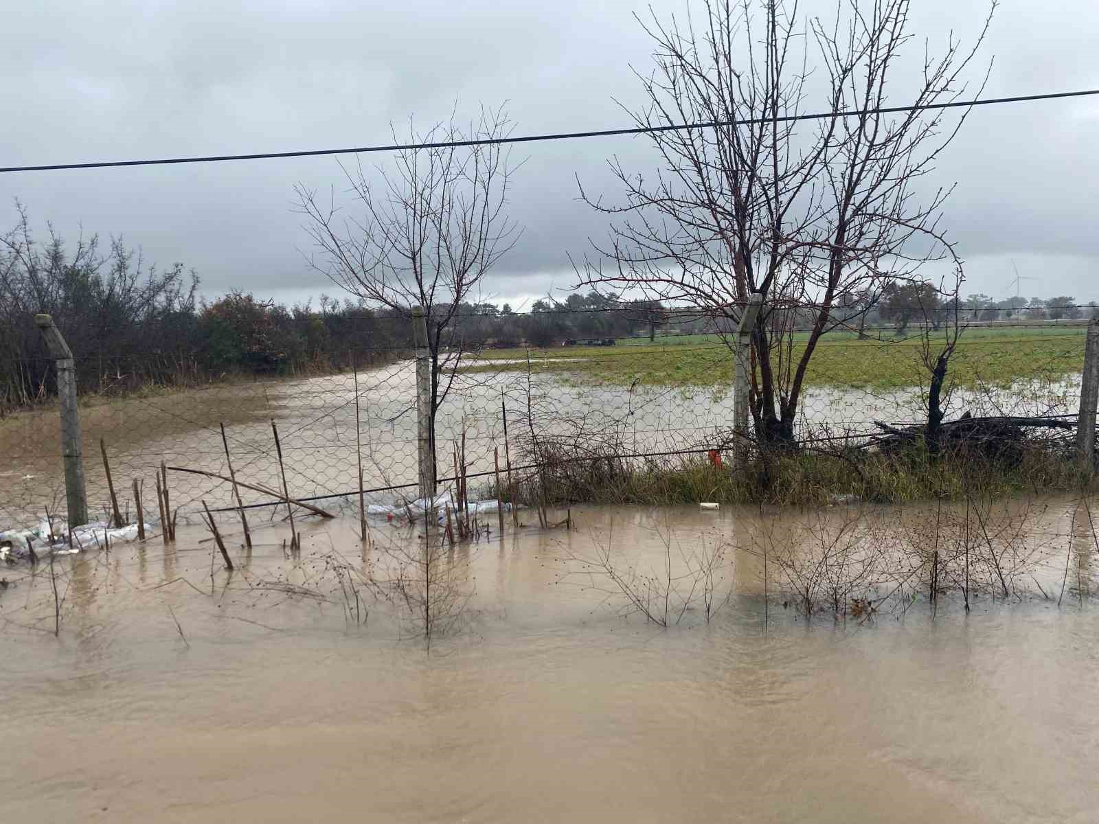 Ayvacık’ta sağanak yağış tarım arazilerini sular altında bıraktı
