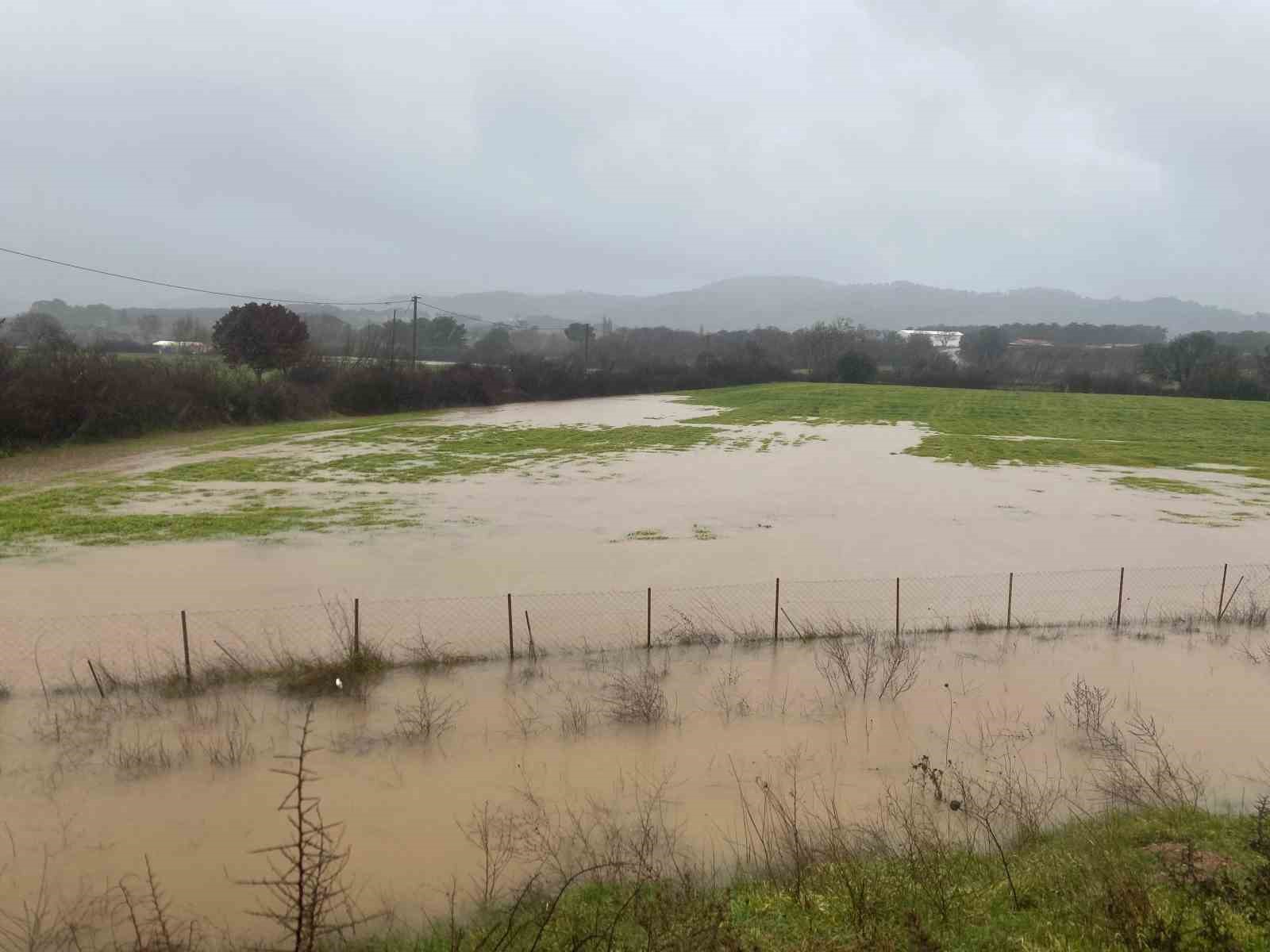 Ayvacık’ta sağanak yağış tarım arazilerini sular altında bıraktı
