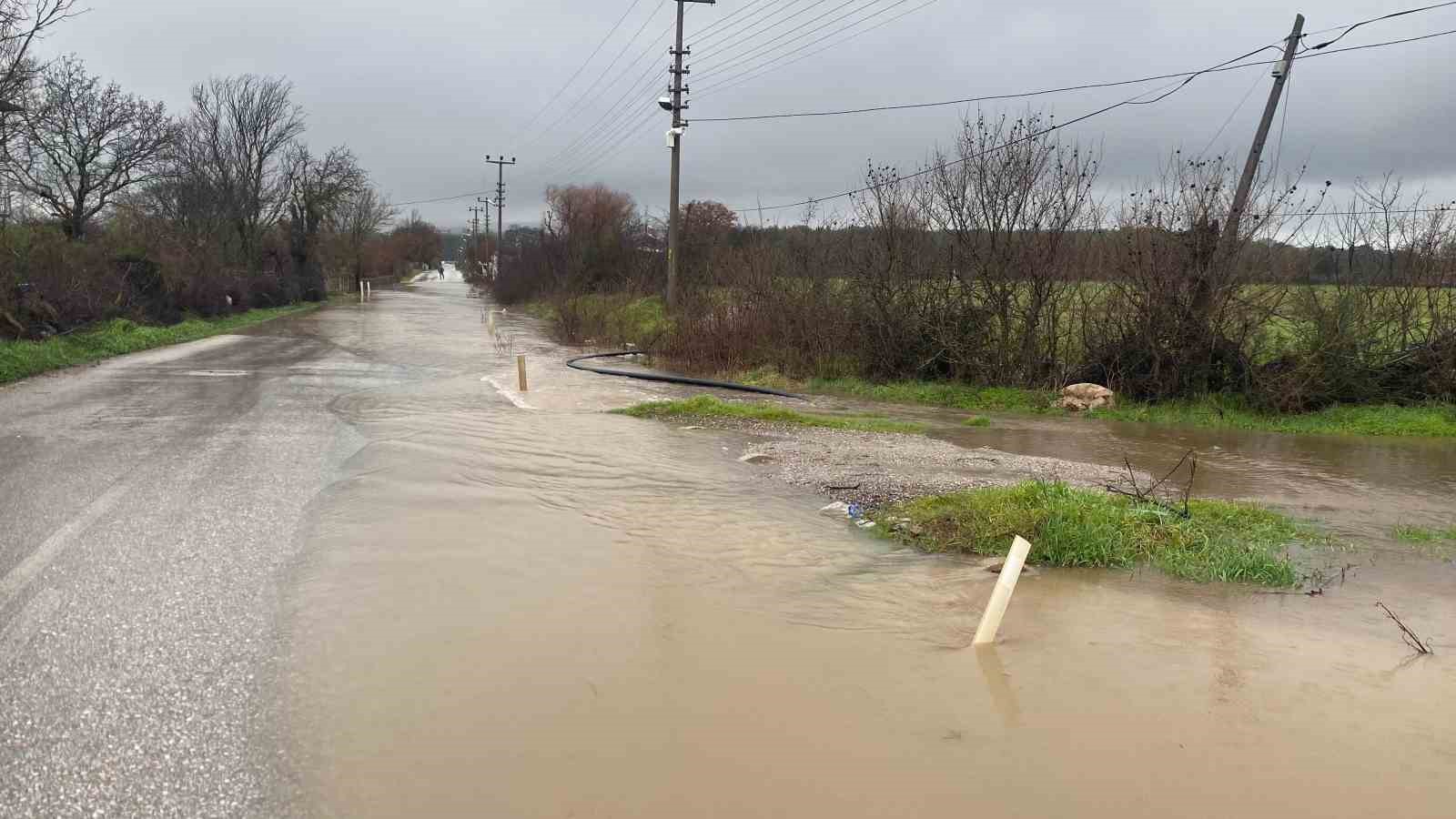 Ayvacık’ta sağanak yağış tarım arazilerini sular altında bıraktı
