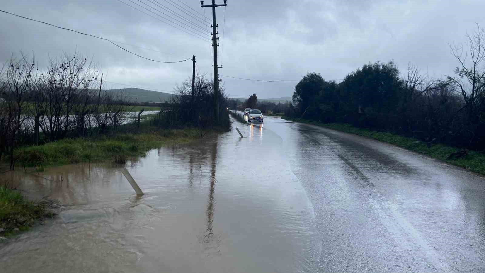 Ayvacık’ta sağanak yağış tarım arazilerini sular altında bıraktı
