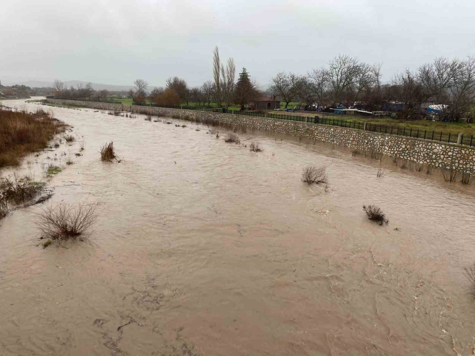 Ayvacık’ta sağanak yağış tarım arazilerini sular altında bıraktı
