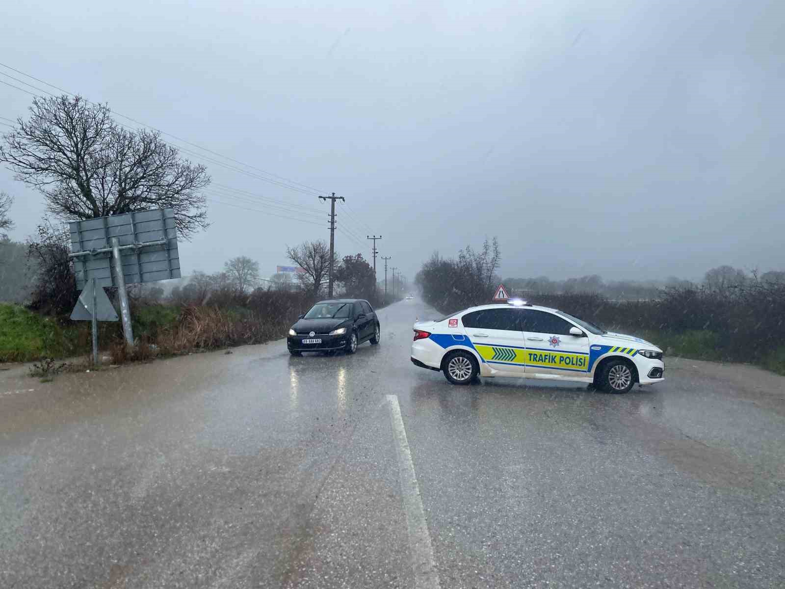 Ayvacık’ta sağanak yağış tarım arazilerini sular altında bıraktı
