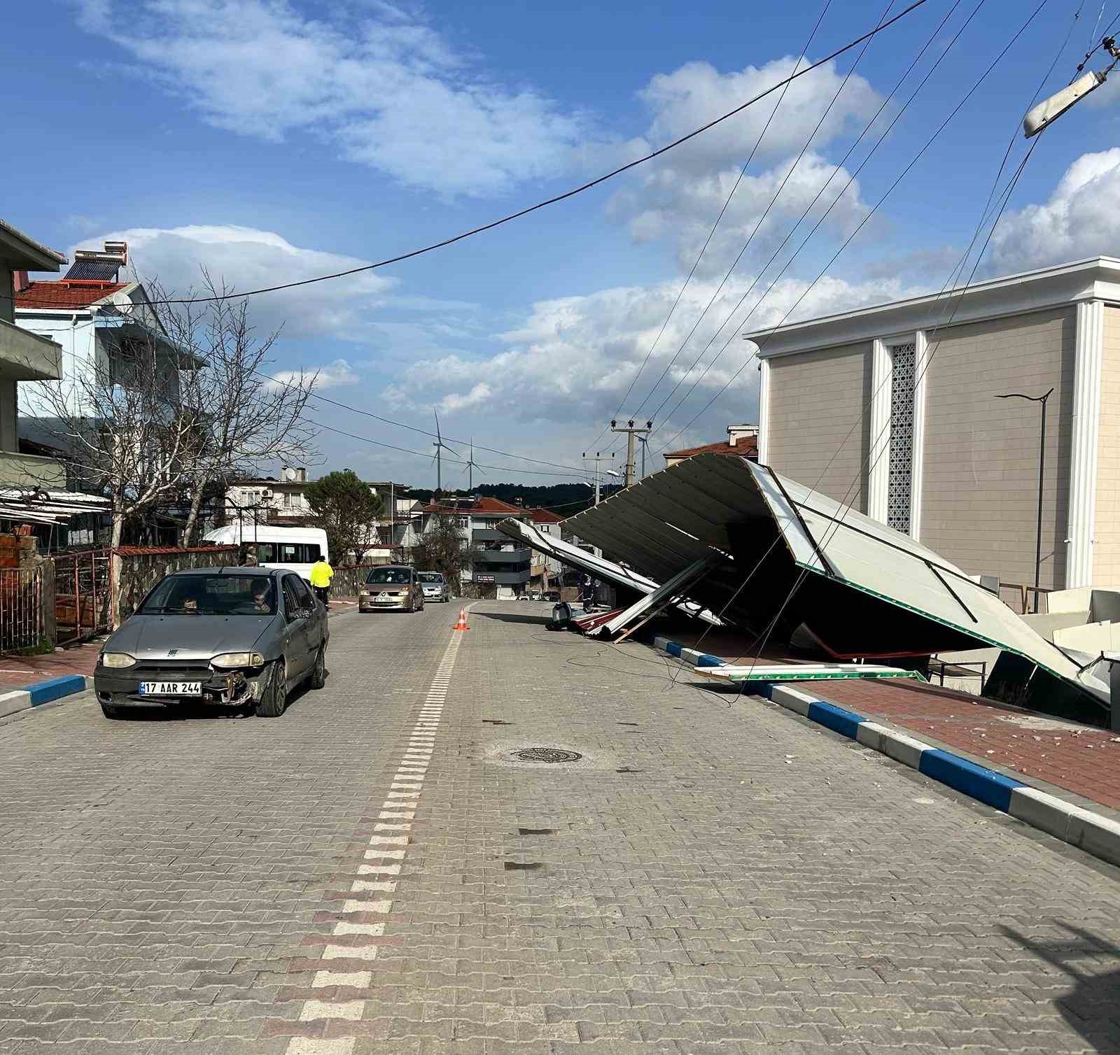 Ayvacık’ta sağanak yağış tarım arazilerini sular altında bıraktı
